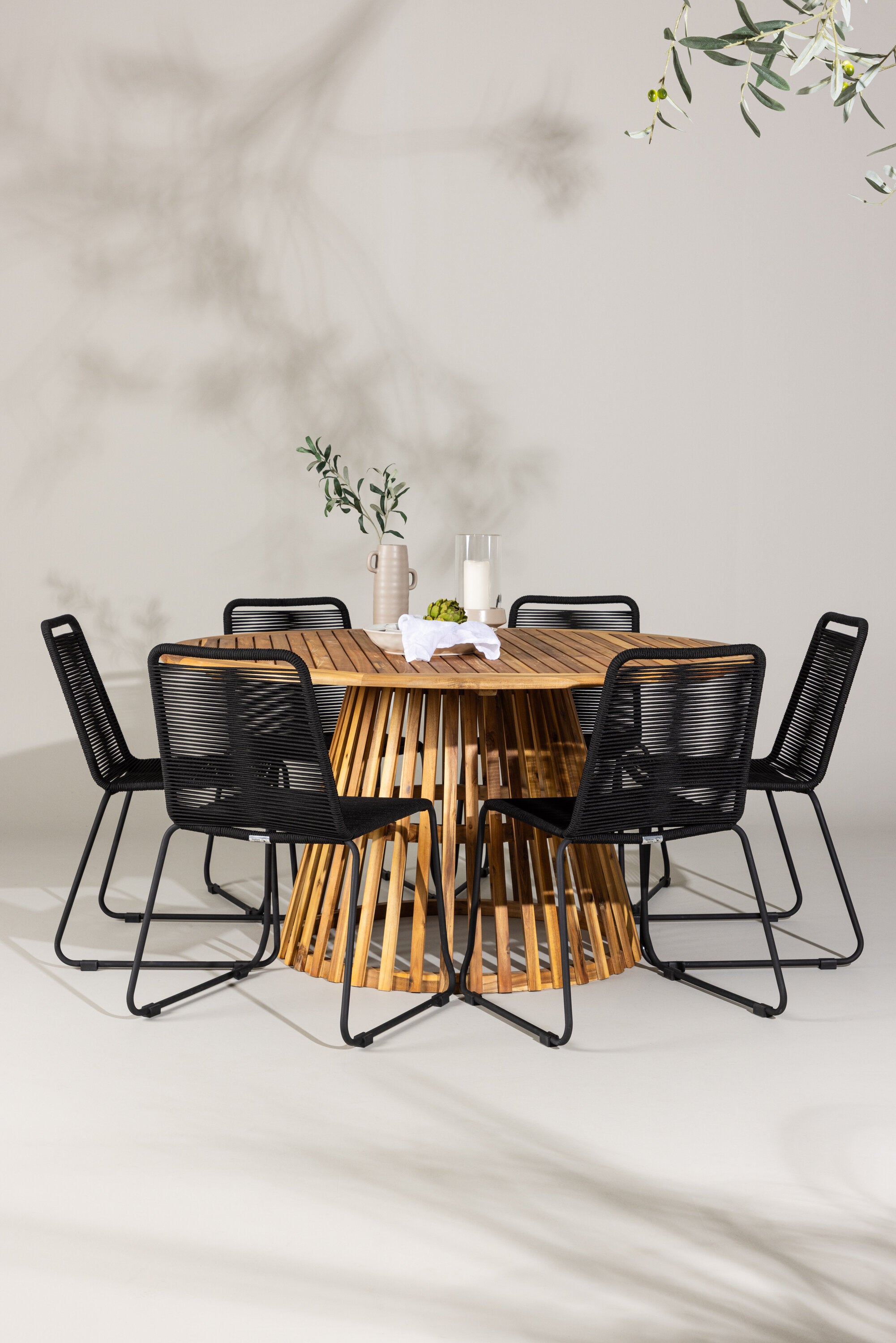 Tucumán Gartentisch Set rund + 6 x Lindos stapelbar in Natur/Schwarz präsentiert im Onlineshop von KAQTU Design AG. Gartentischset ist von Venture Home
