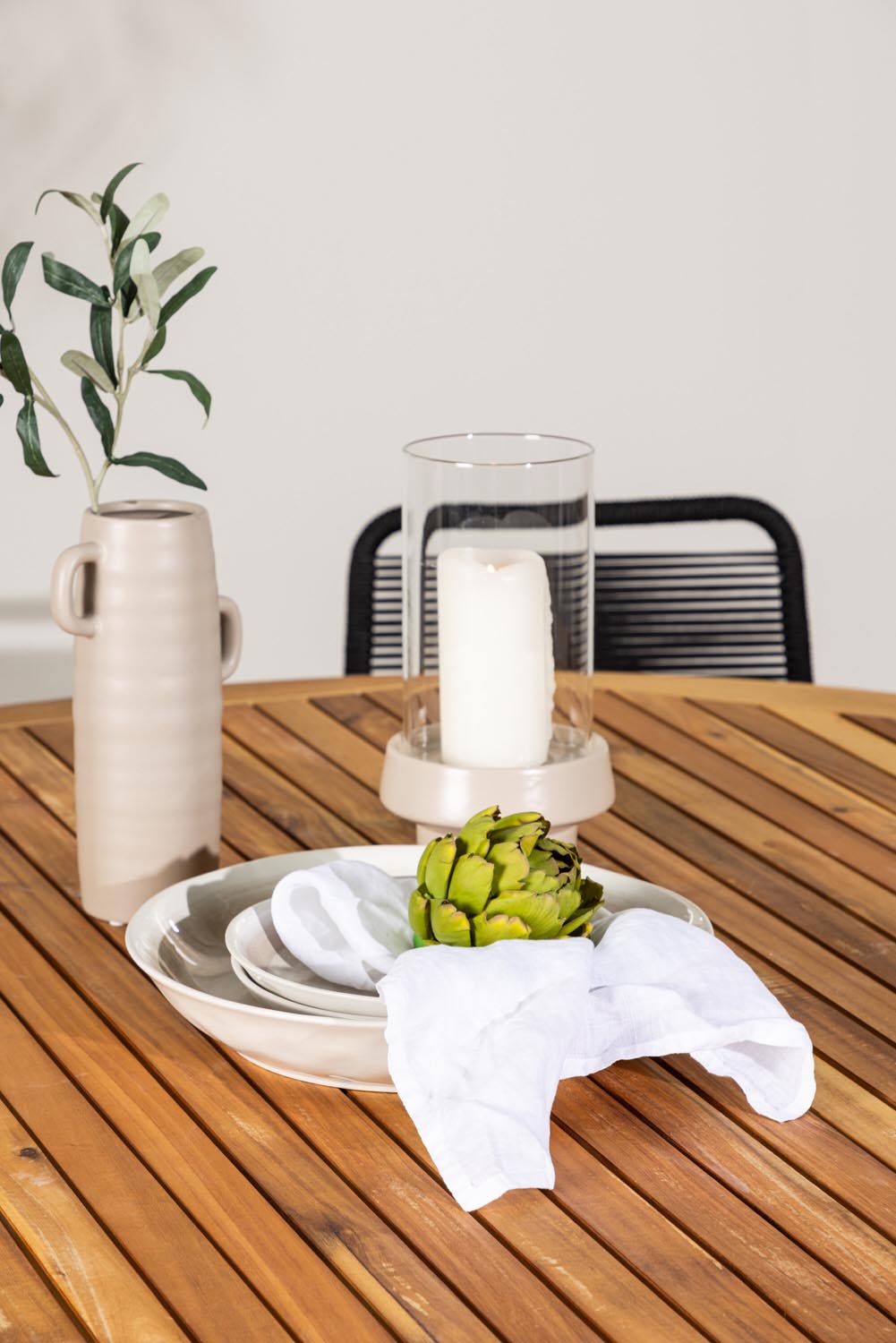 Tucumán Gartentisch Set rund + 6 x Lindos stapelbar in Natur/Schwarz präsentiert im Onlineshop von KAQTU Design AG. Gartentischset ist von Venture Home