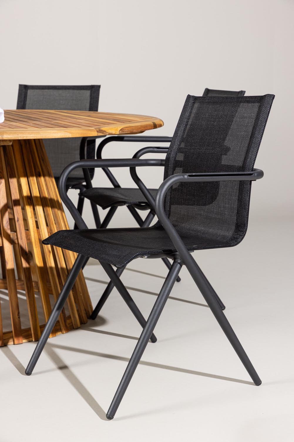 Tucumán Gartentisch Set rund + 6 x Alina in Natur/Schwarz präsentiert im Onlineshop von KAQTU Design AG. Gartentischset ist von Venture Home