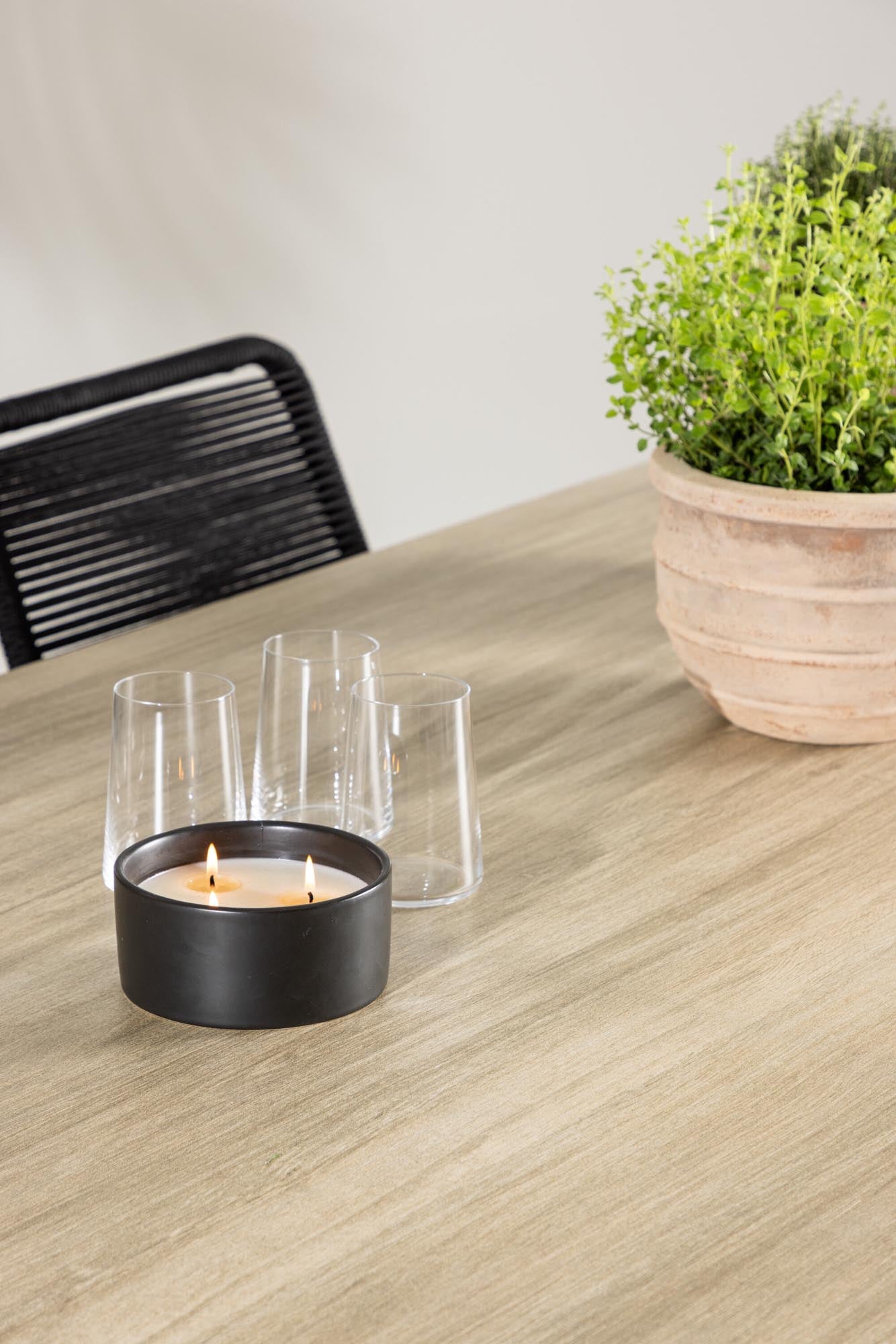 Stilvolles Merlo Gartentisch-Set mit Lindos-Stühlen von Venture Home, perfekt für moderne Aussenbereiche und Garten.