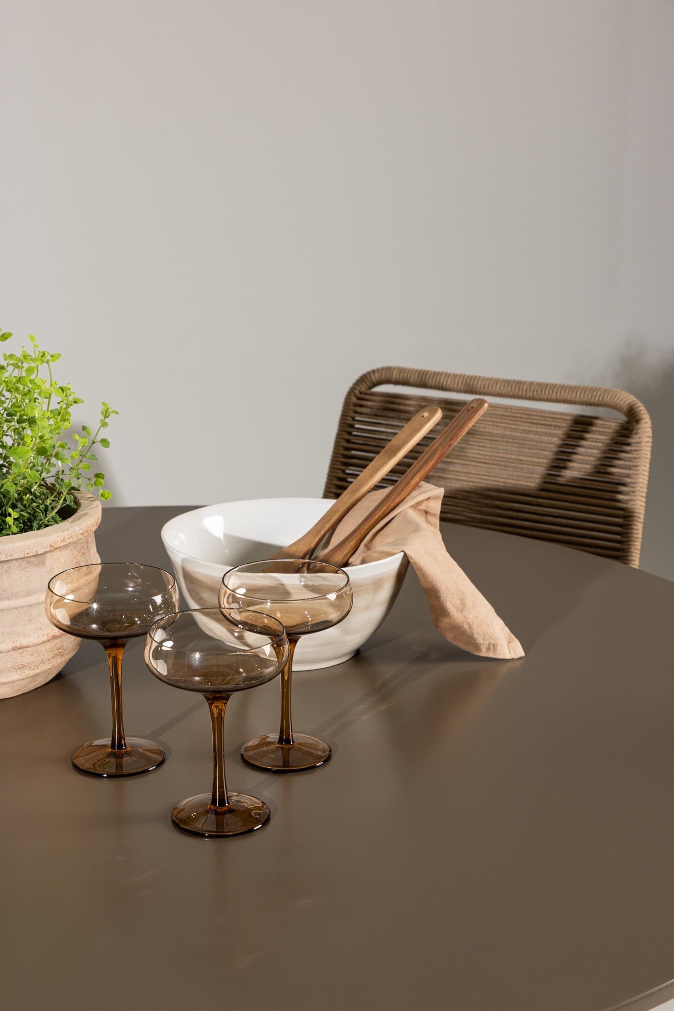 Das Santa Fe Gartentisch Set Lindos von Venture Home bietet stilvolles Design und praktische Funktionalität für Ihren Aussenbereich.