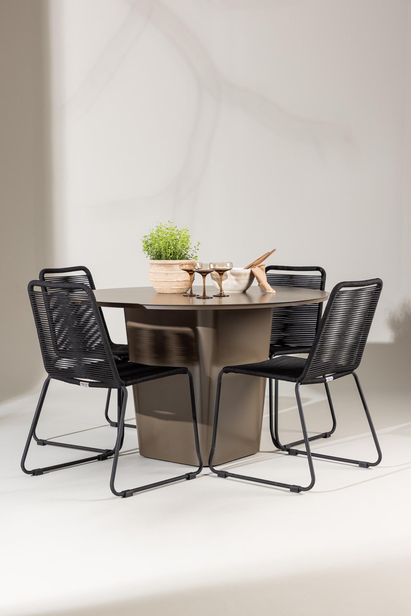 Elegantes Santa Fe Gartentisch Set von Venture Home: Stilvolles Design, wetterfestes Aluminium, ergonomische Stühle, ideal für drinnen und draussen.