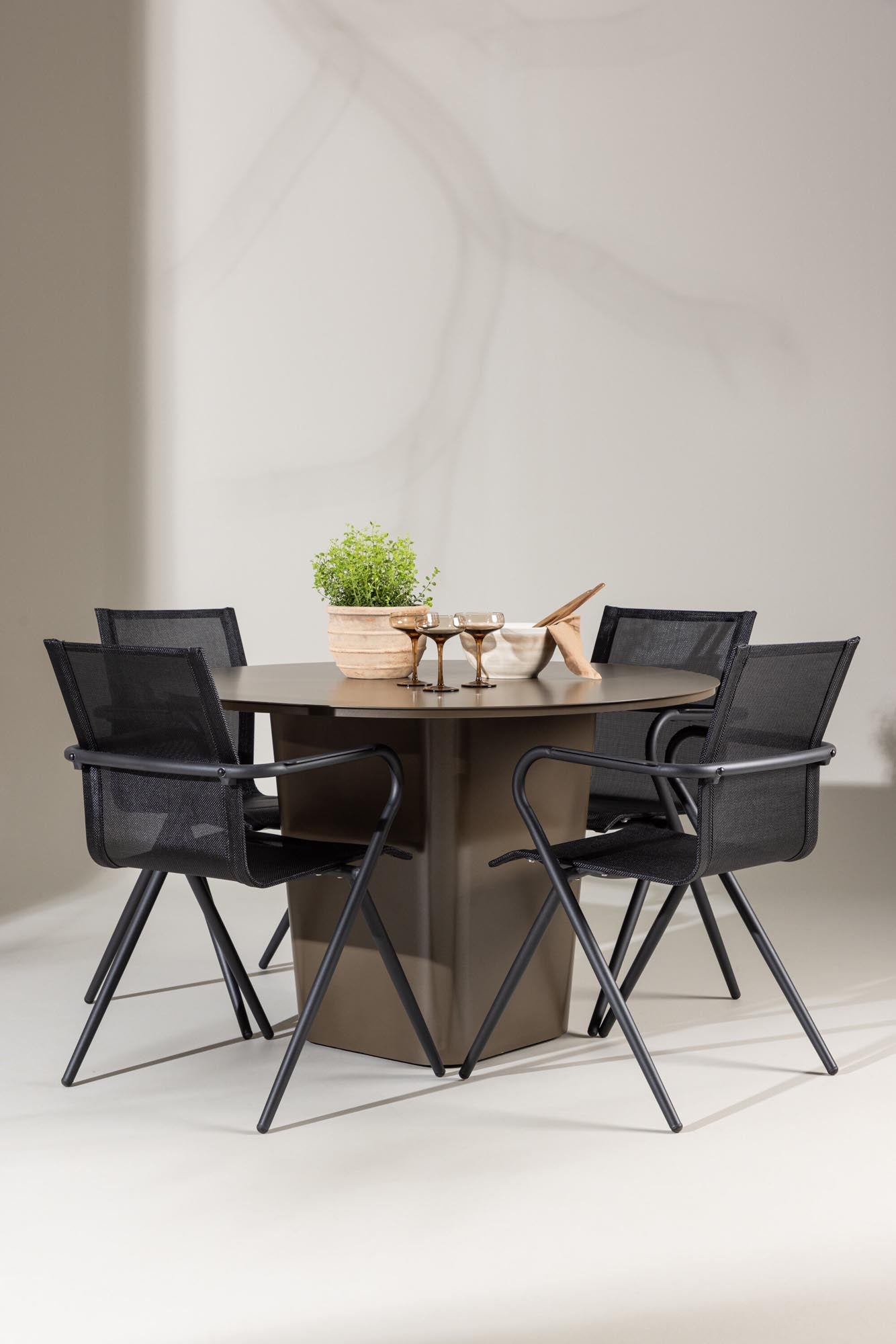 Stilvolles, rundes Esszimmerset aus Aluminium, wetterfest und komfortabel, ideal für drinnen und draussen.