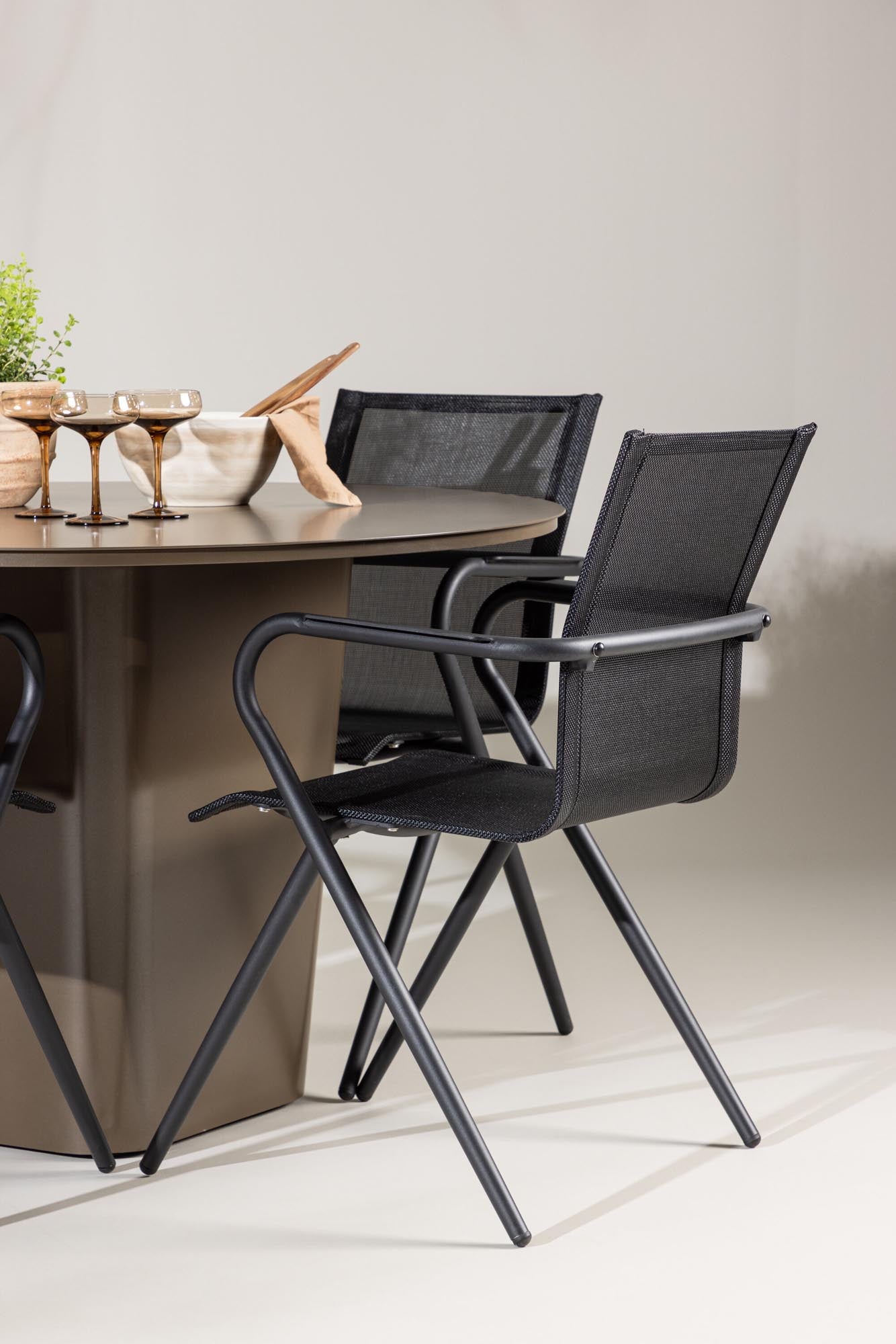 Elegantes Santa Fe Gartentisch Set Alina von Venture Home, ideal für stilvolle Outdoor-Bereiche, robust und modern.