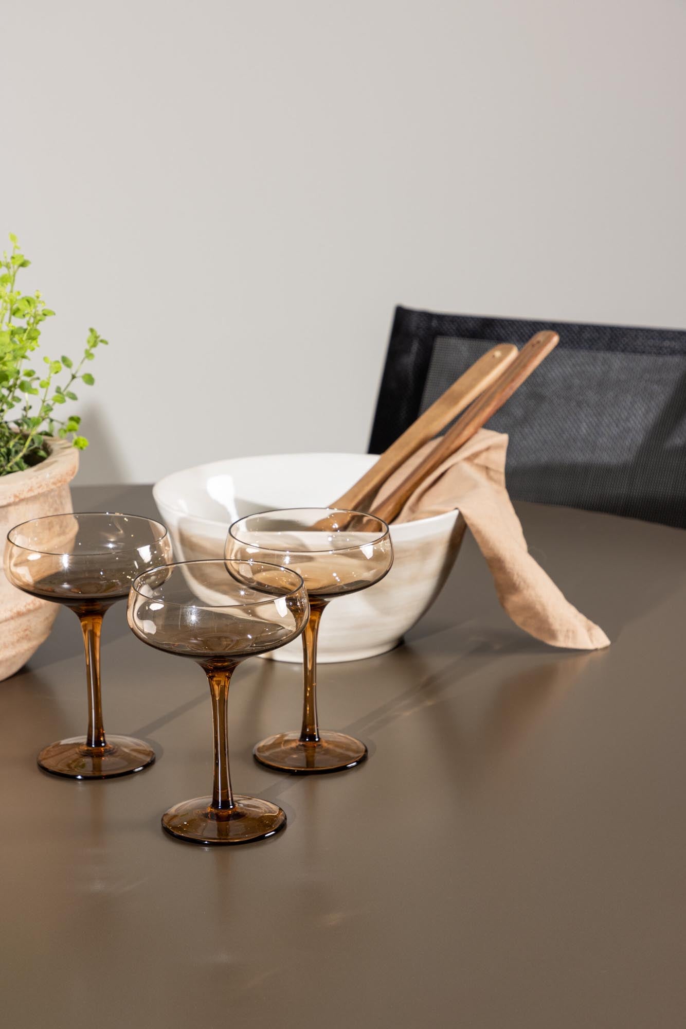 Elegantes Santa Fe Gartentisch Set Alina von Venture Home, ideal für zeitgemässe Aussenbereiche, robust und stilvoll designt.