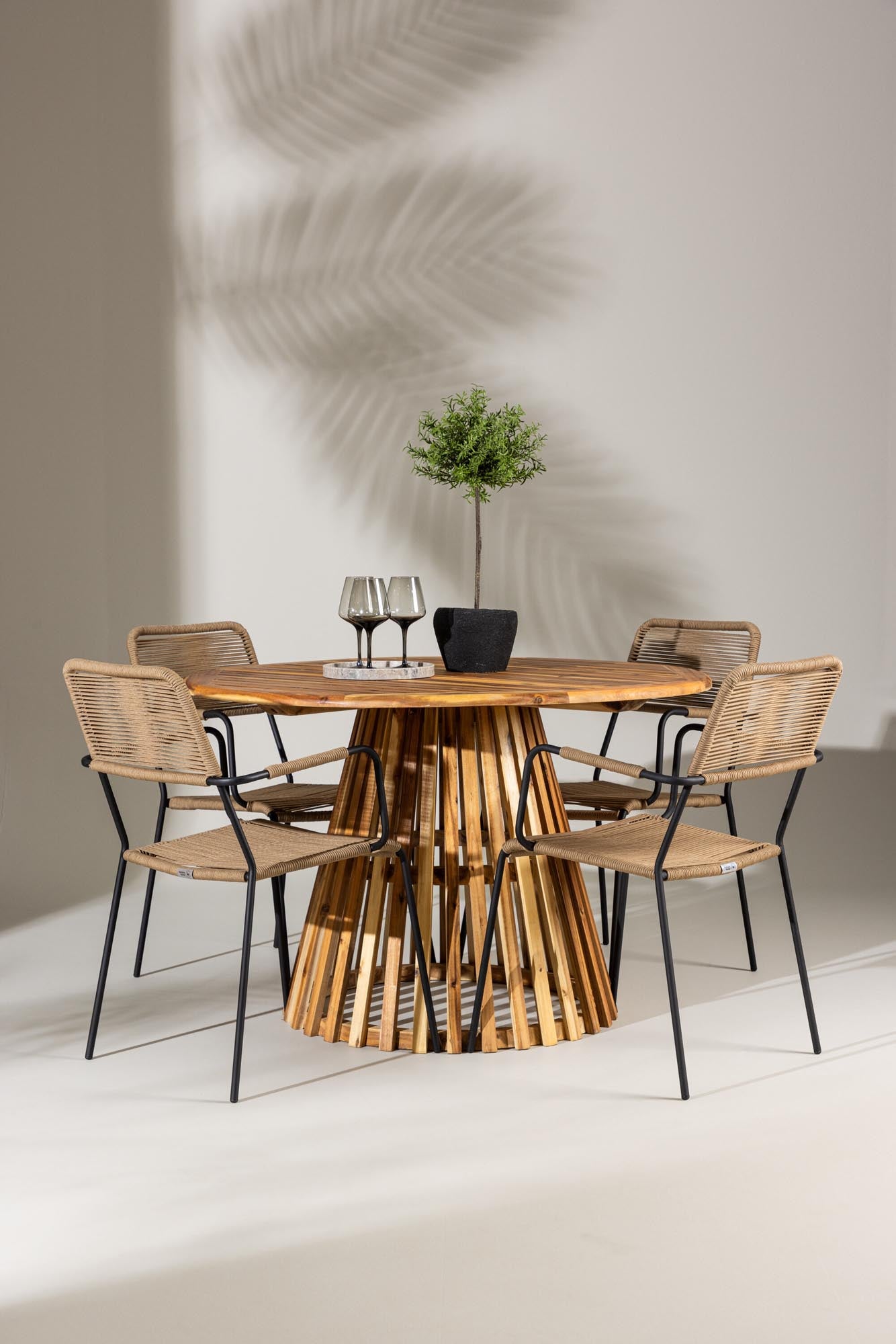 Elegantes Gartenset mit rundem Tisch und bequemen Armstühlen, ideal für stilvolle Momente im Garten oder auf der Terrasse.