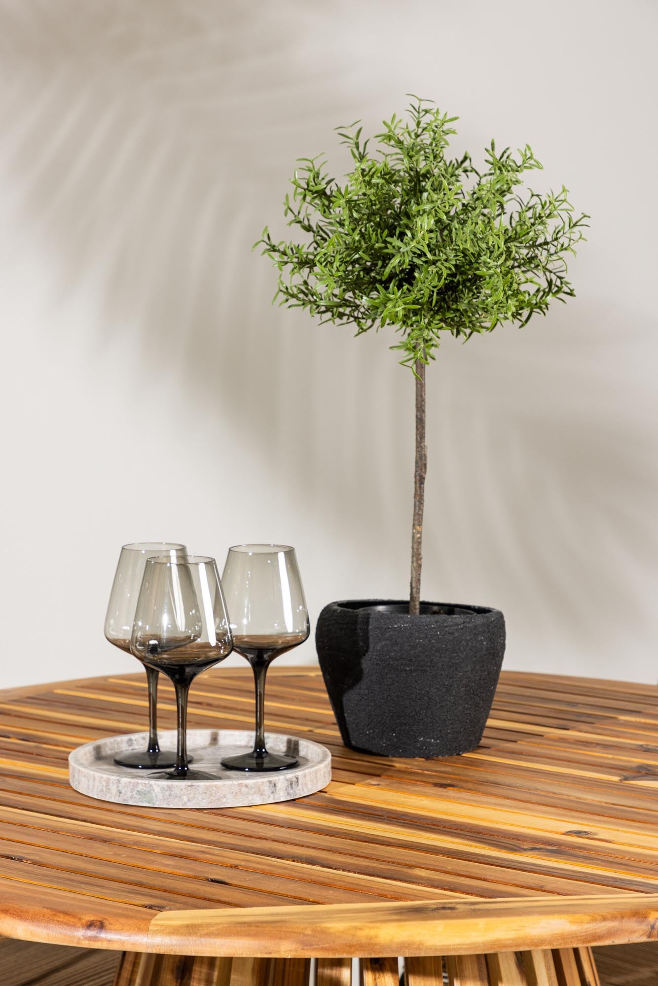 Rundes Gartenset mit modernem Design: Tisch und komfortable Armstühle, perfekt für Garten oder Terrasse.