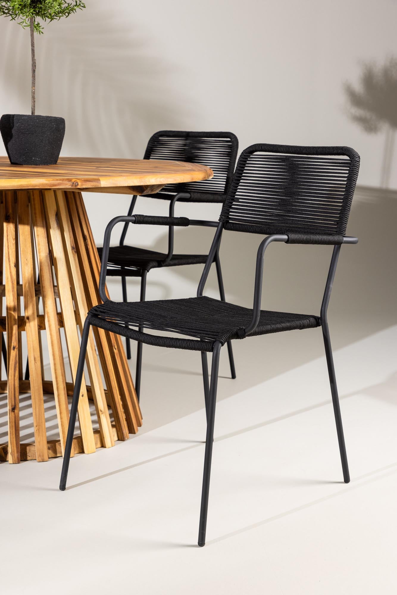 Elegantes Gartenset mit rundem Tisch und bequemen Armstühlen, ideal für stilvolle Outdoor-Momente.