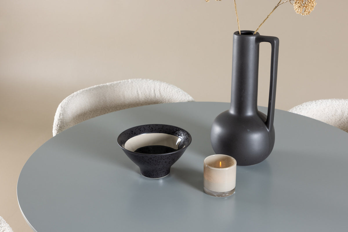 Plaza Esstisch mit Agnes Stühlen in Weiss präsentiert im Onlineshop von KAQTU Design AG. Esszimmerset ist von Venture Home