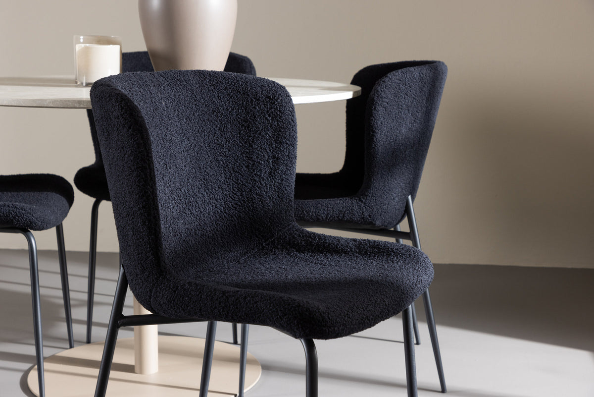 Lycke Esstisch mit Modesto Stühlen in Schwarz präsentiert im Onlineshop von KAQTU Design AG. Esszimmerset ist von Venture Home
