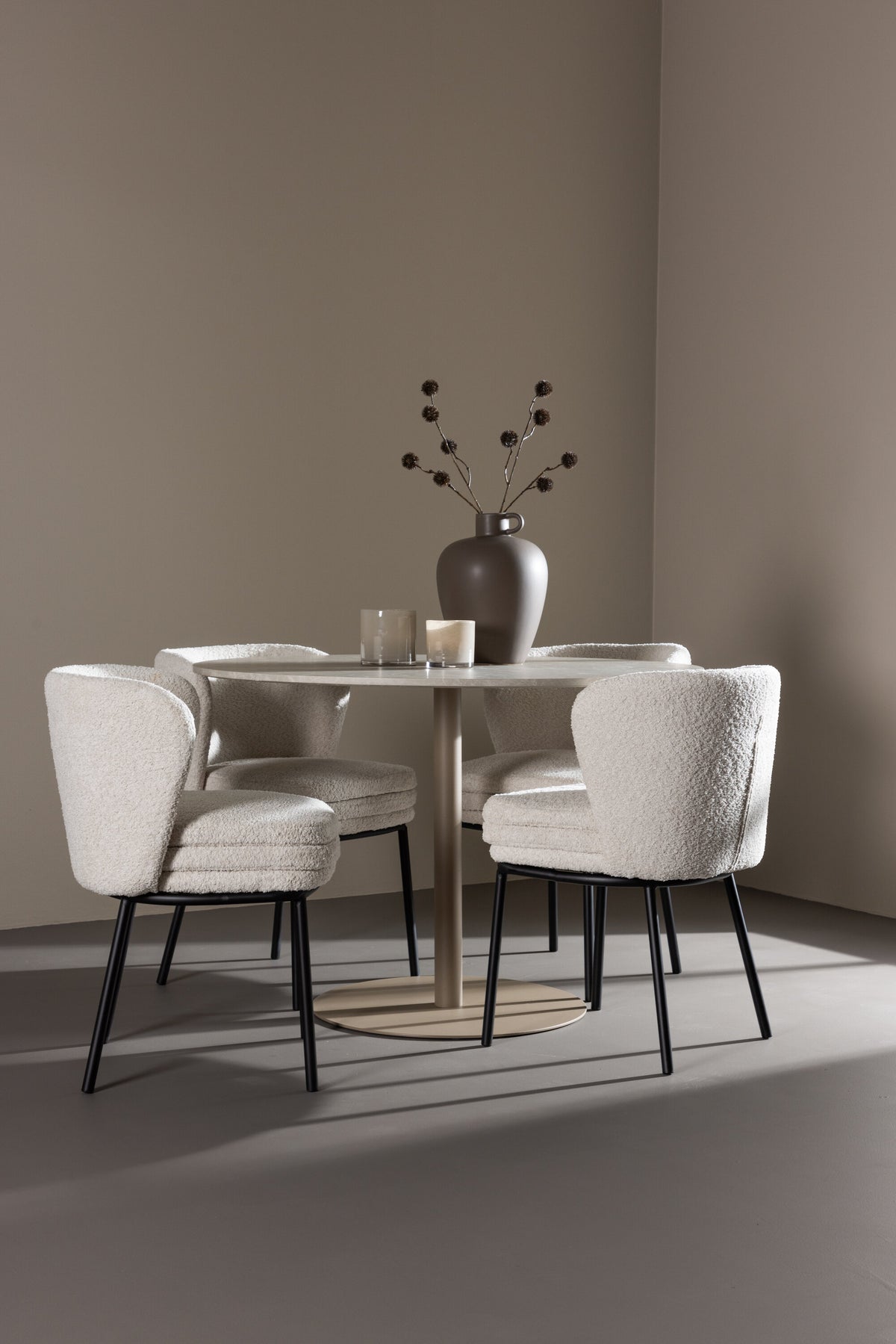 Lycke Esstisch mit Agnes Stühlen in präsentiert im Onlineshop von KAQTU Design AG. Bartischset ist von Venture Home