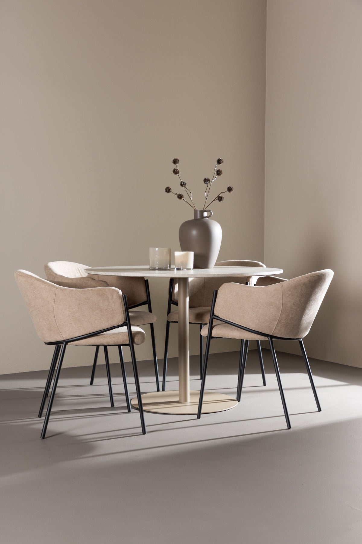 Lycke Esstisch mit Stühlen von Evelina in präsentiert im Onlineshop von KAQTU Design AG. Bartischset ist von Venture Home