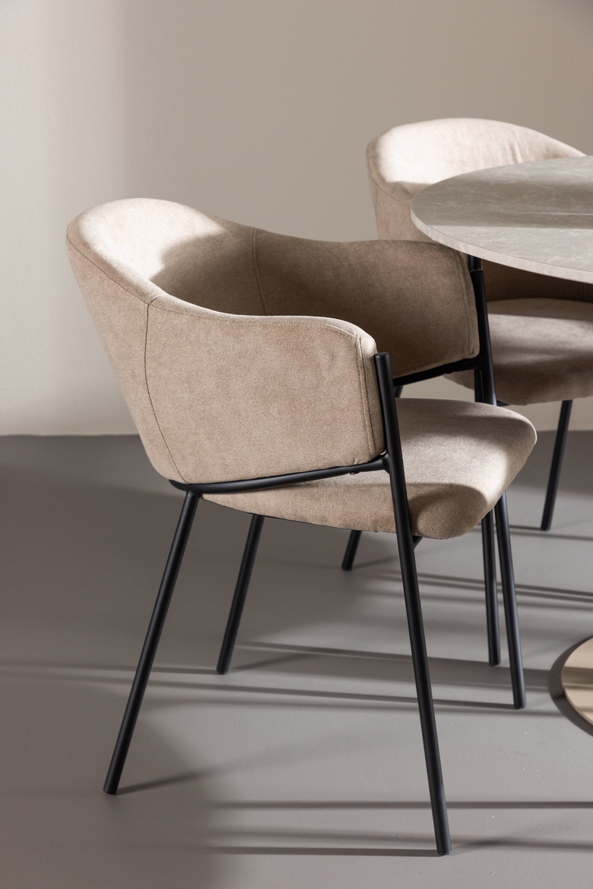 Lycke Esstisch mit Stühlen von Evelina in präsentiert im Onlineshop von KAQTU Design AG. Bartischset ist von Venture Home