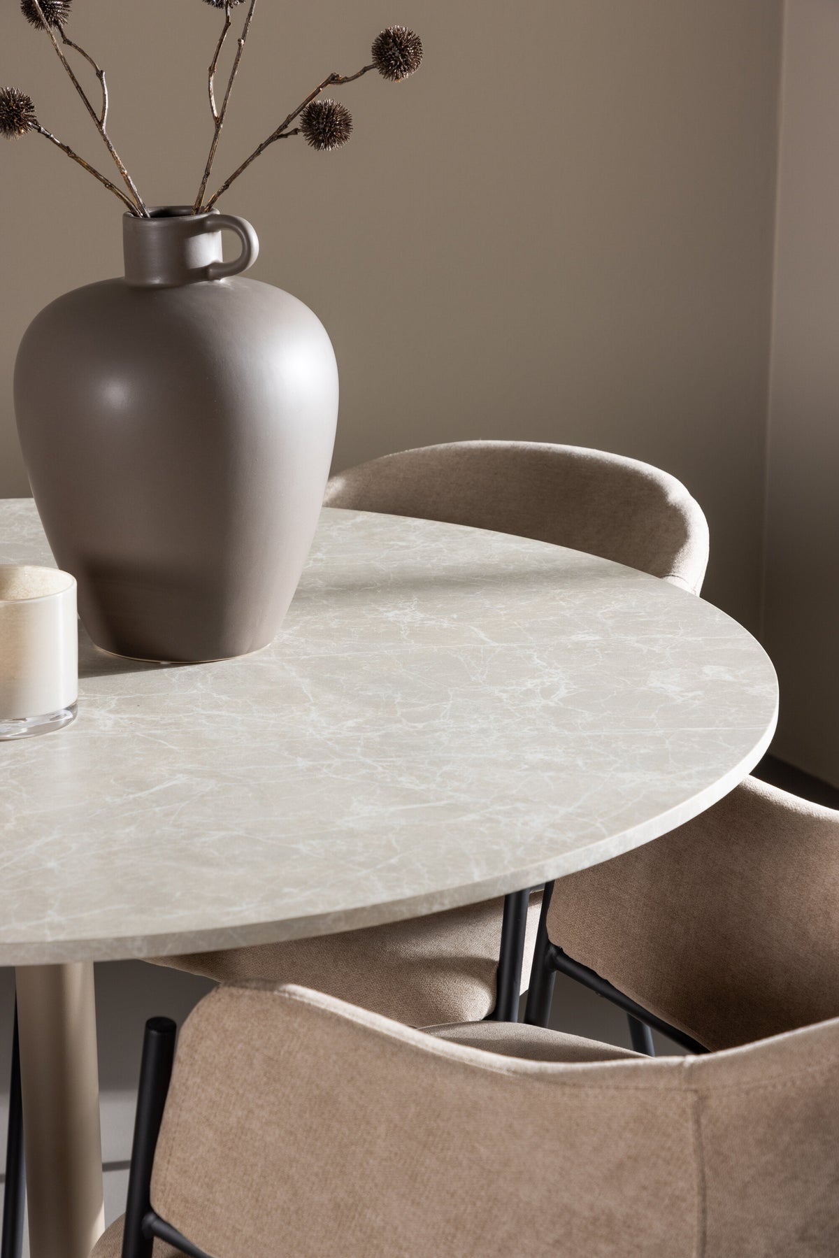 Lycke Esstisch mit Stühlen von Evelina in präsentiert im Onlineshop von KAQTU Design AG. Bartischset ist von Venture Home