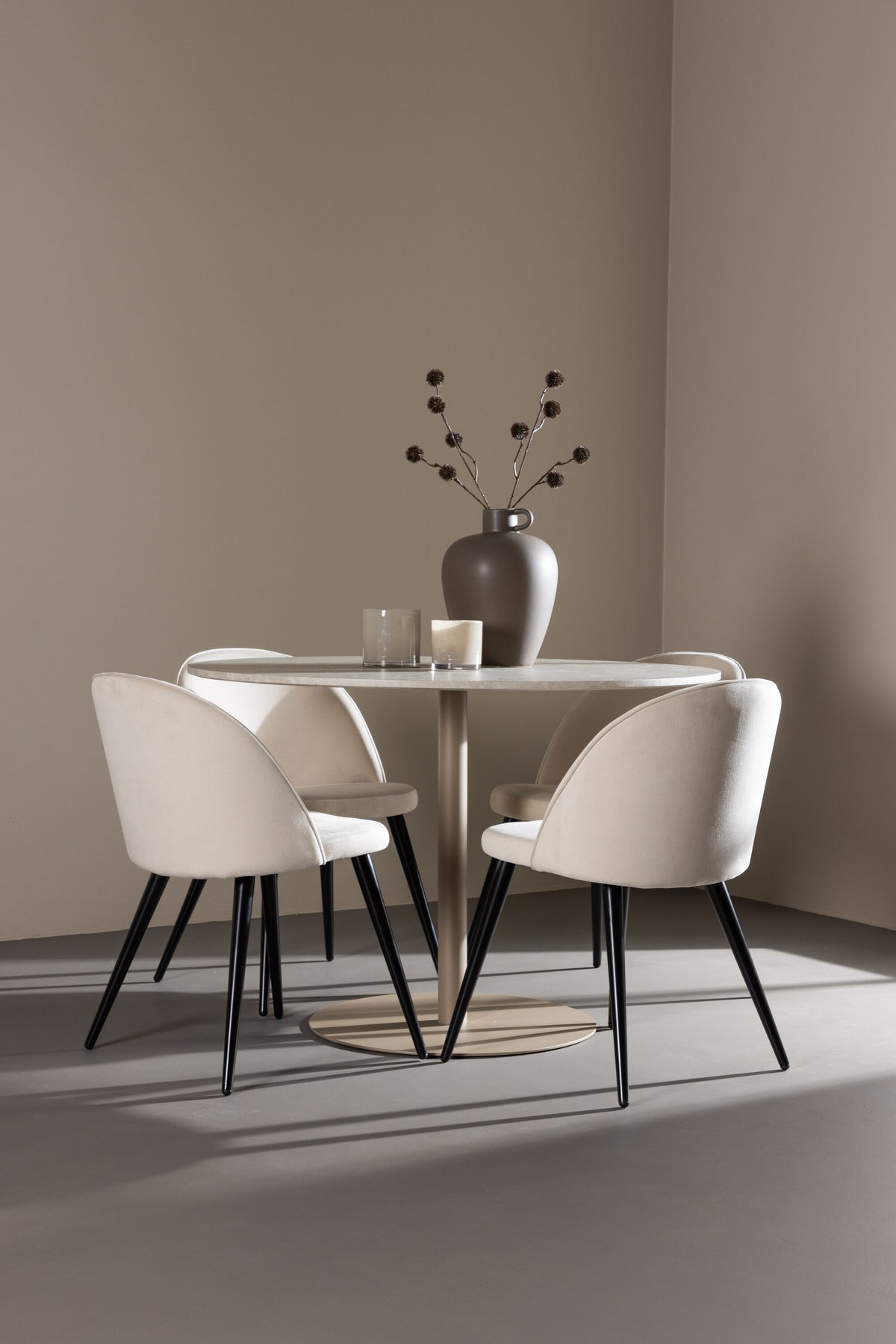 Lycke Esstisch mit Velvet Stühlen in präsentiert im Onlineshop von KAQTU Design AG. Bartischset ist von Venture Home