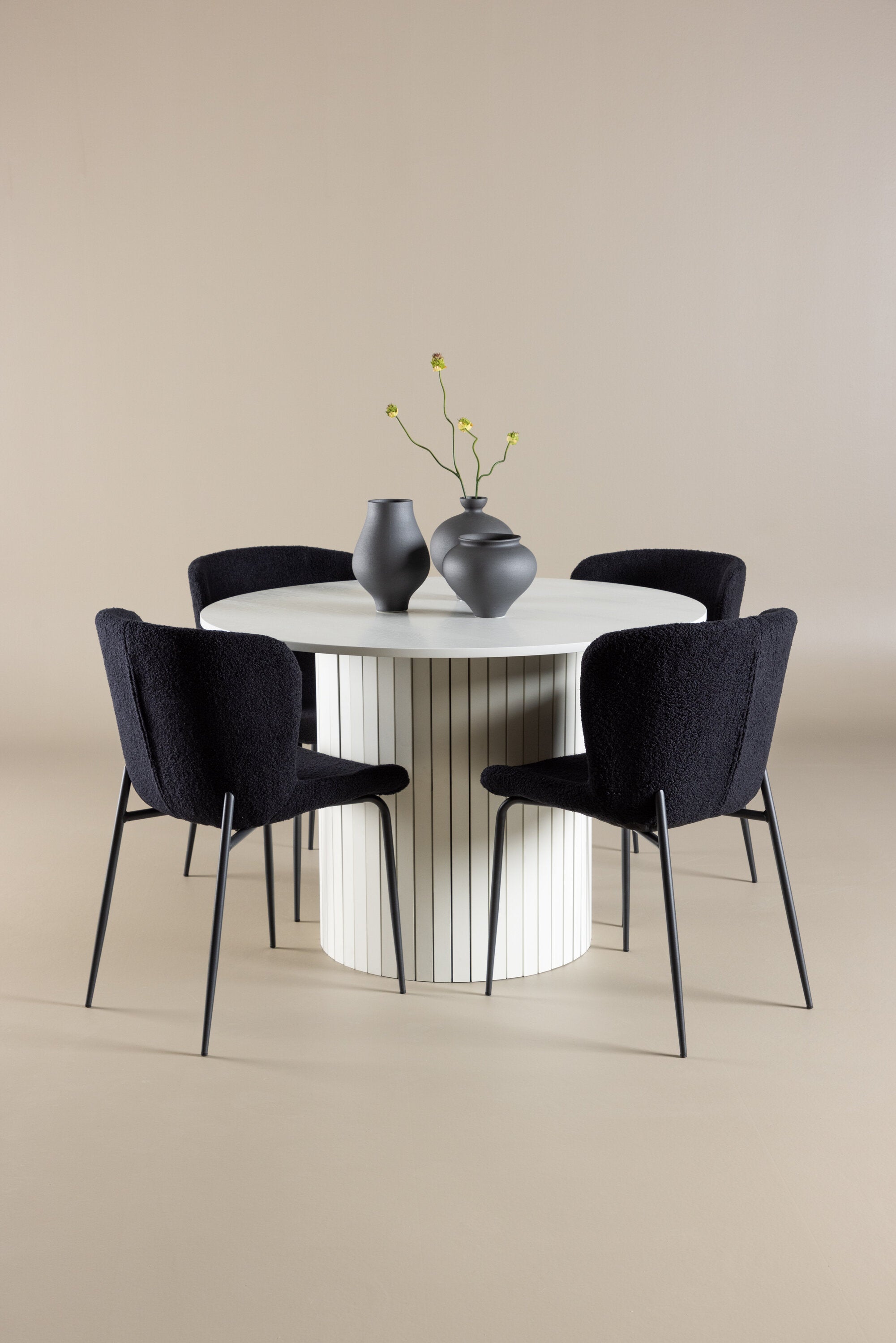 Härön Esstisch mit Modesto Stühlen in präsentiert im Onlineshop von KAQTU Design AG. Bartischset ist von Venture Home