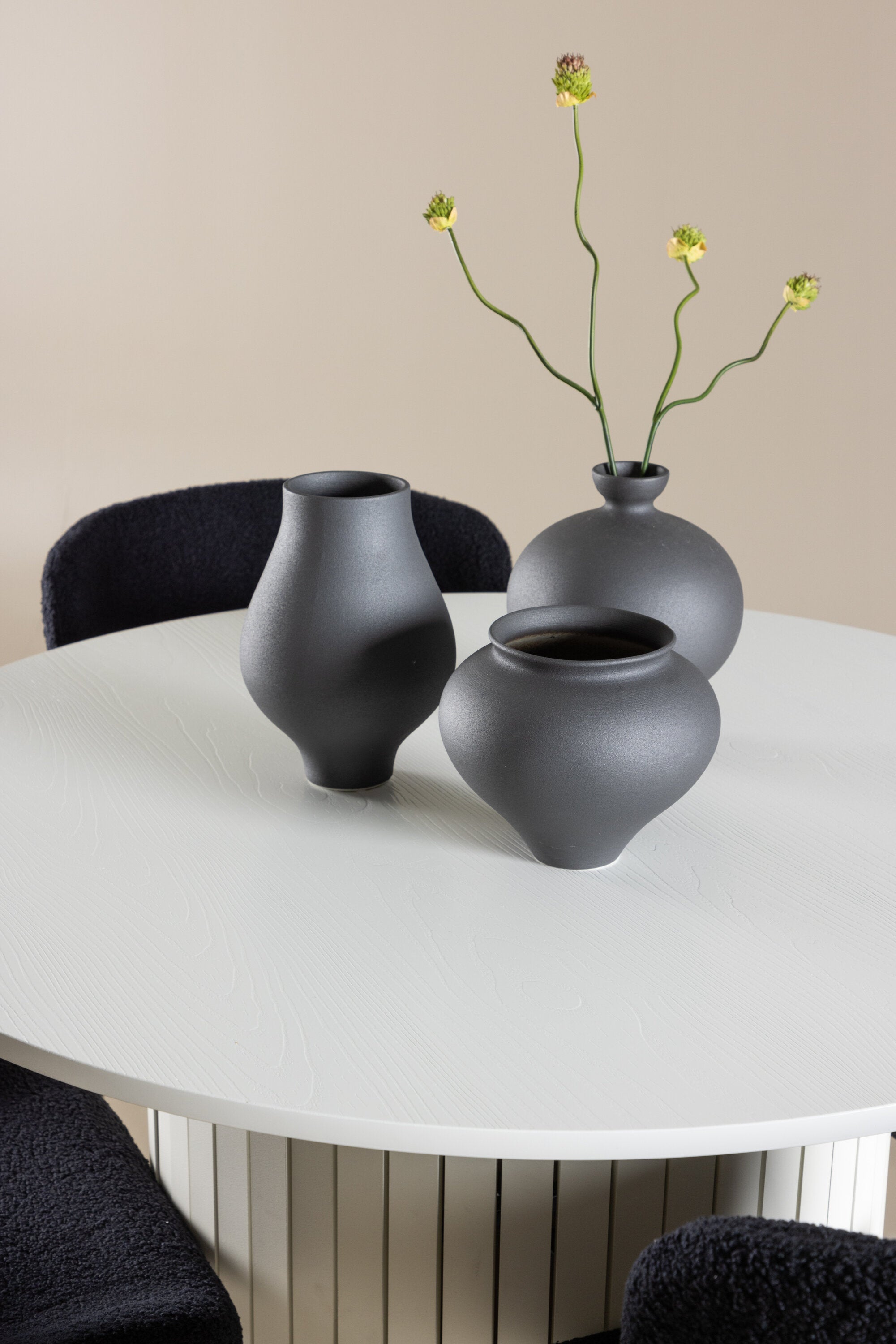 Härön Esstisch mit Modesto Stühlen in präsentiert im Onlineshop von KAQTU Design AG. Bartischset ist von Venture Home