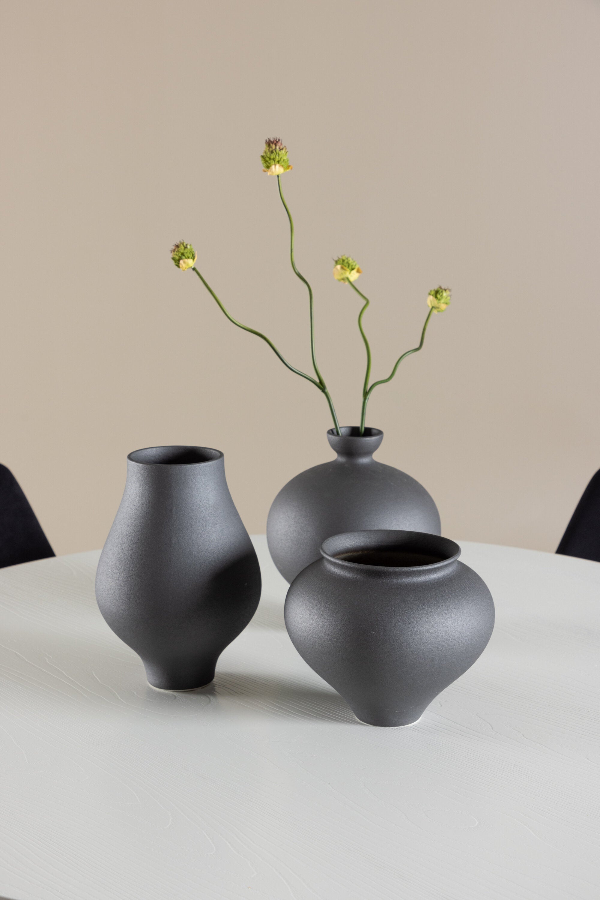 Härön Esstisch mit Night Stühlen in präsentiert im Onlineshop von KAQTU Design AG. Bartischset ist von Venture Home