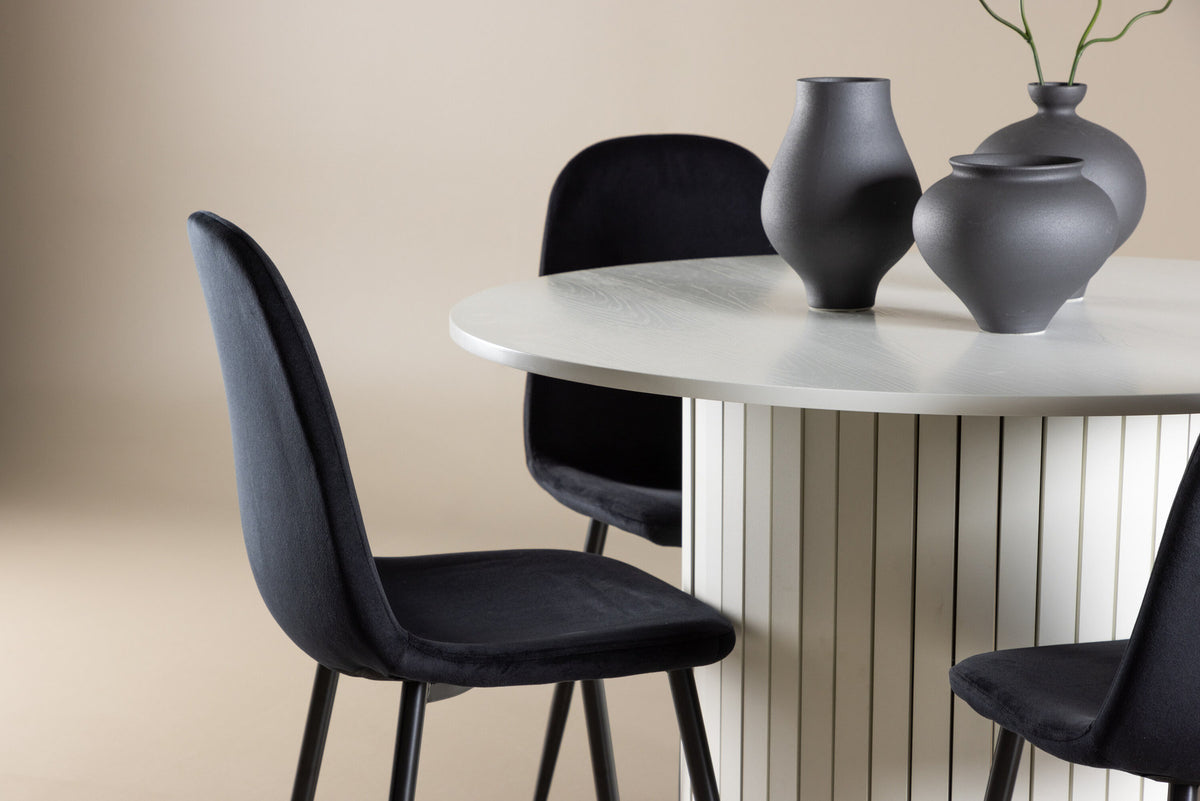 Härön Esstisch mit Polar Stühlen in Schwarz präsentiert im Onlineshop von KAQTU Design AG. Esszimmerset ist von Venture Home
