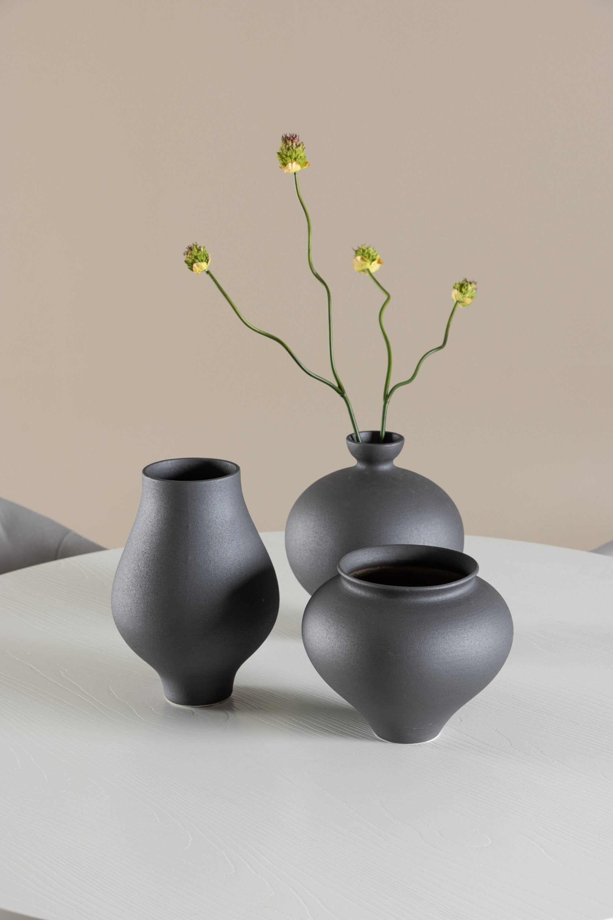 Härön Esstisch mit Stühlen von Evelina in präsentiert im Onlineshop von KAQTU Design AG. Bartischset ist von Venture Home