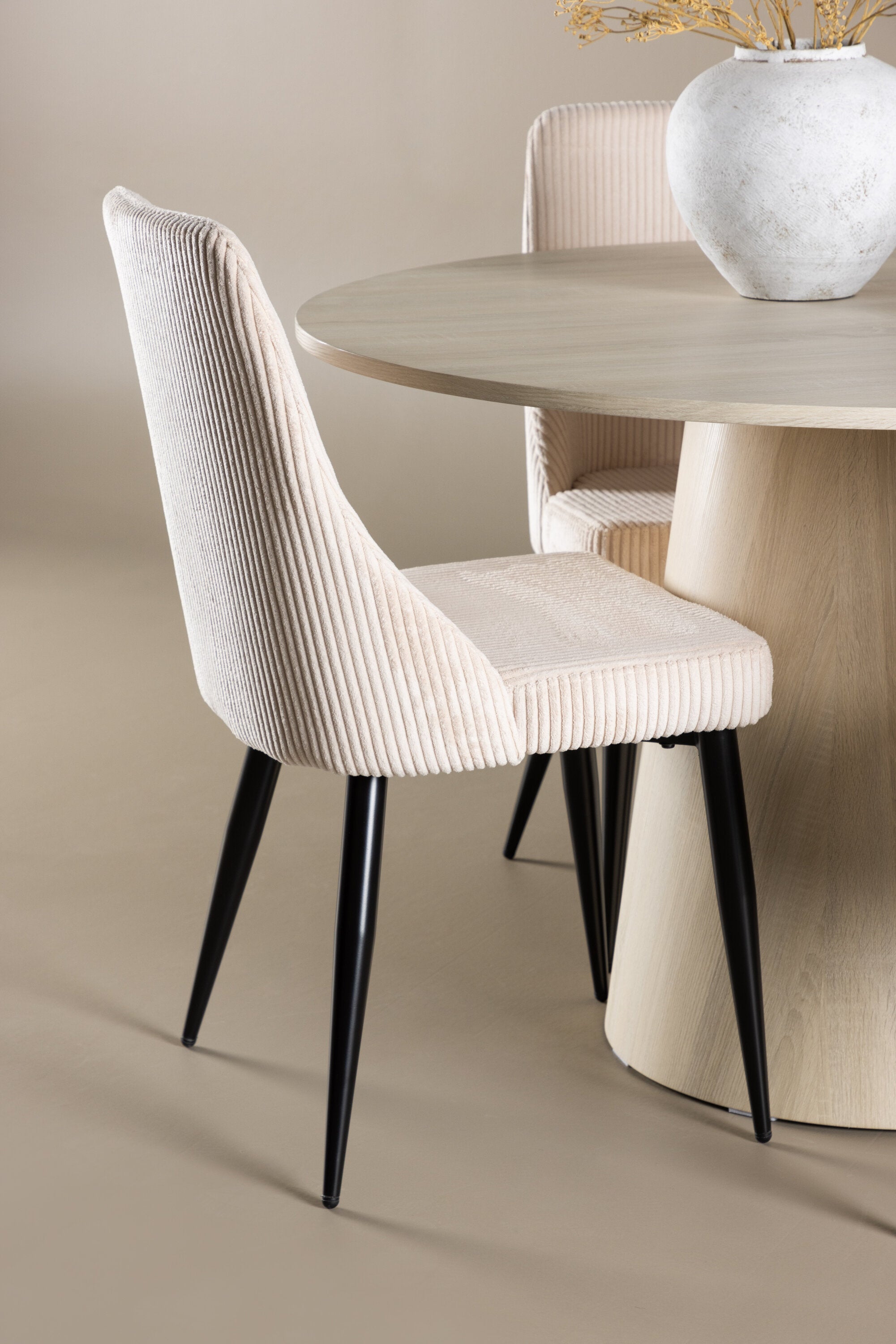 Lanzo Esstisch mit Leone Stühlen in präsentiert im Onlineshop von KAQTU Design AG. Bartischset ist von Venture Home