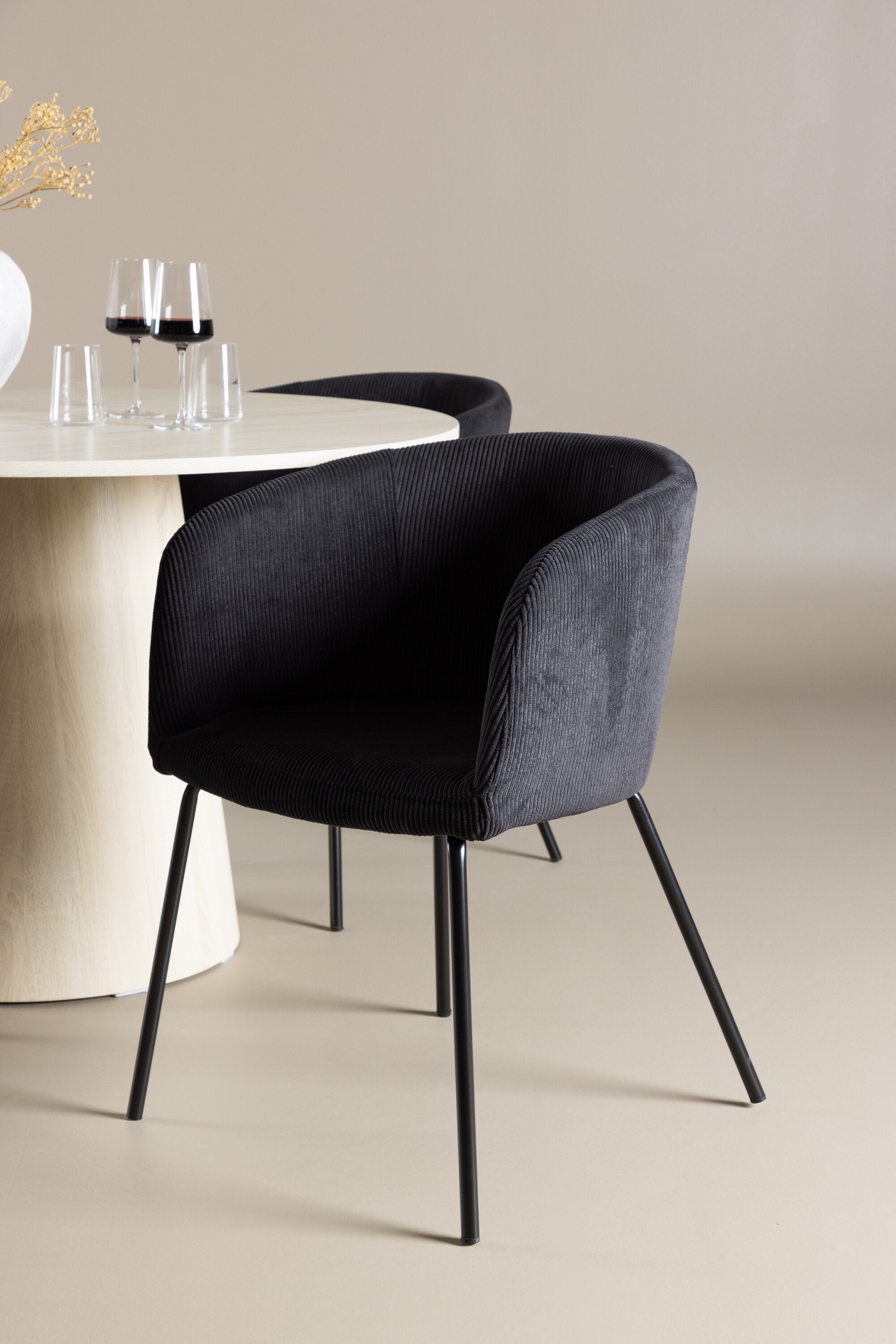 Lanzo Esstisch mit Stühlen von Berit in präsentiert im Onlineshop von KAQTU Design AG. Bartischset ist von Venture Home