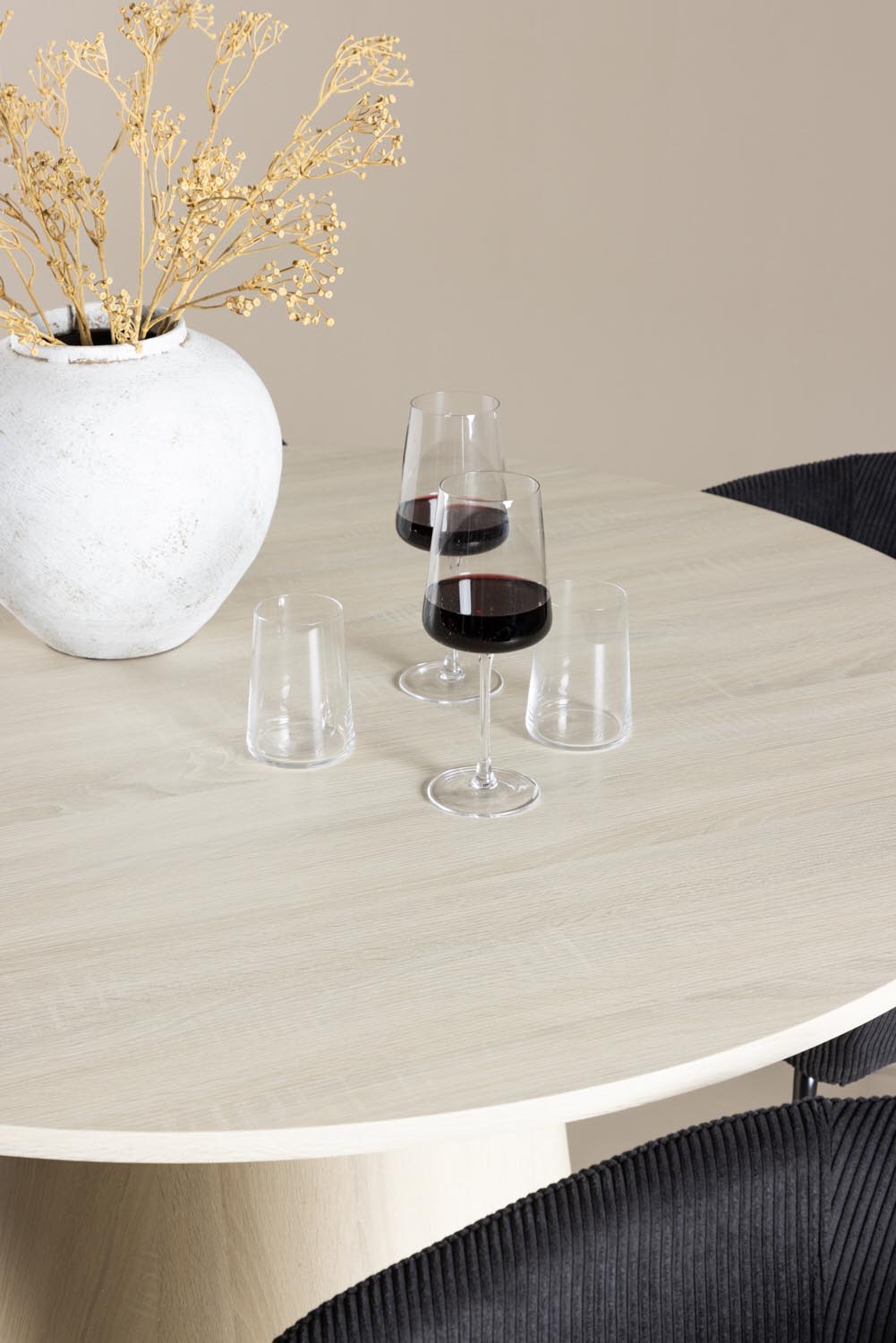 Lanzo Esstisch mit Stühlen von Berit in präsentiert im Onlineshop von KAQTU Design AG. Bartischset ist von Venture Home