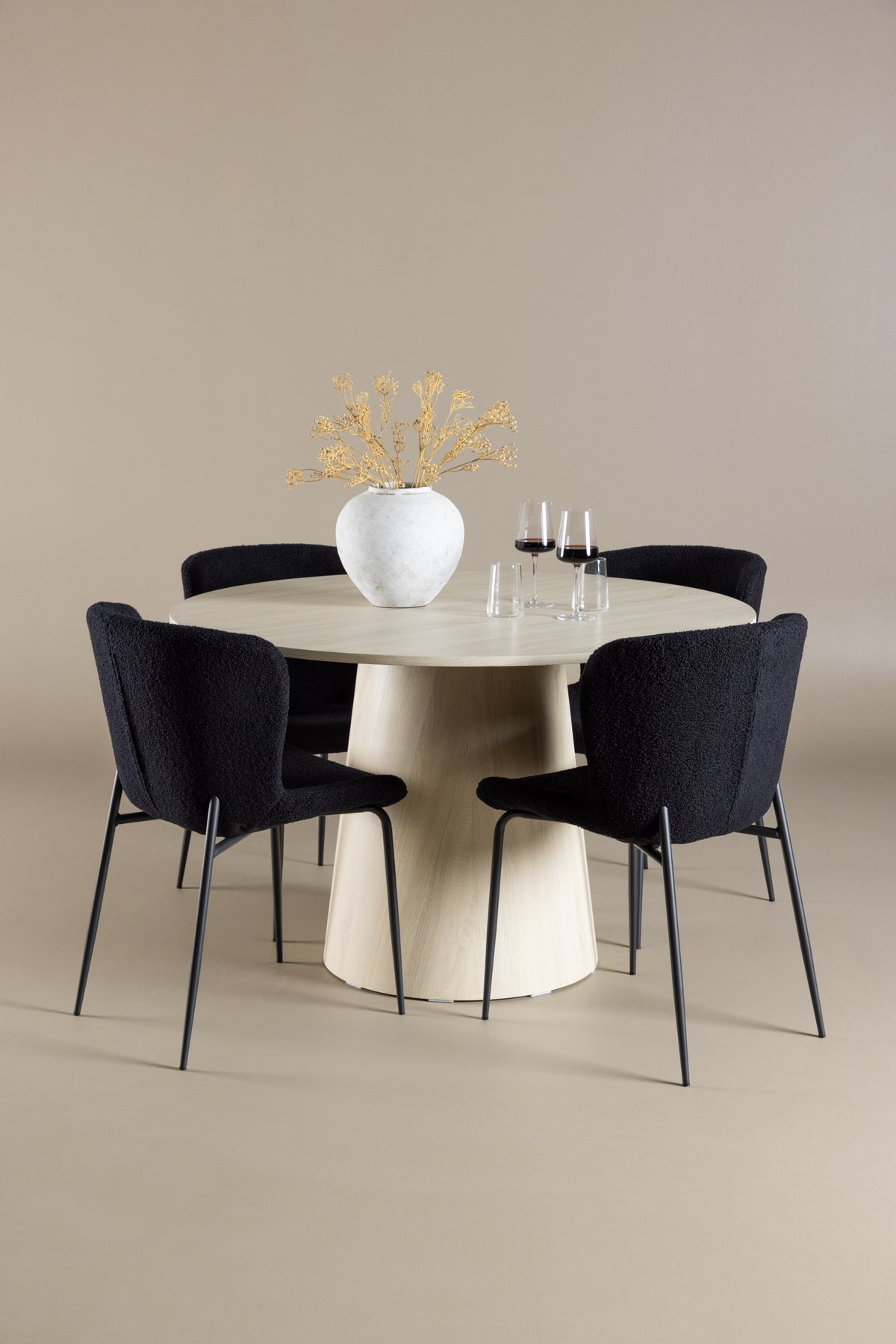 Tisch Lanzo mit Stühlen Modesto in präsentiert im Onlineshop von KAQTU Design AG. Bartischset ist von Venture Home