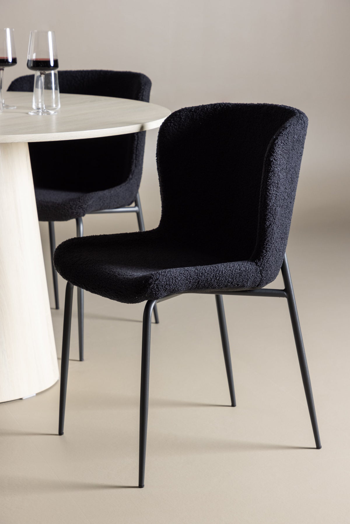 Tisch Lanzo mit Stühlen Modesto in präsentiert im Onlineshop von KAQTU Design AG. Bartischset ist von Venture Home