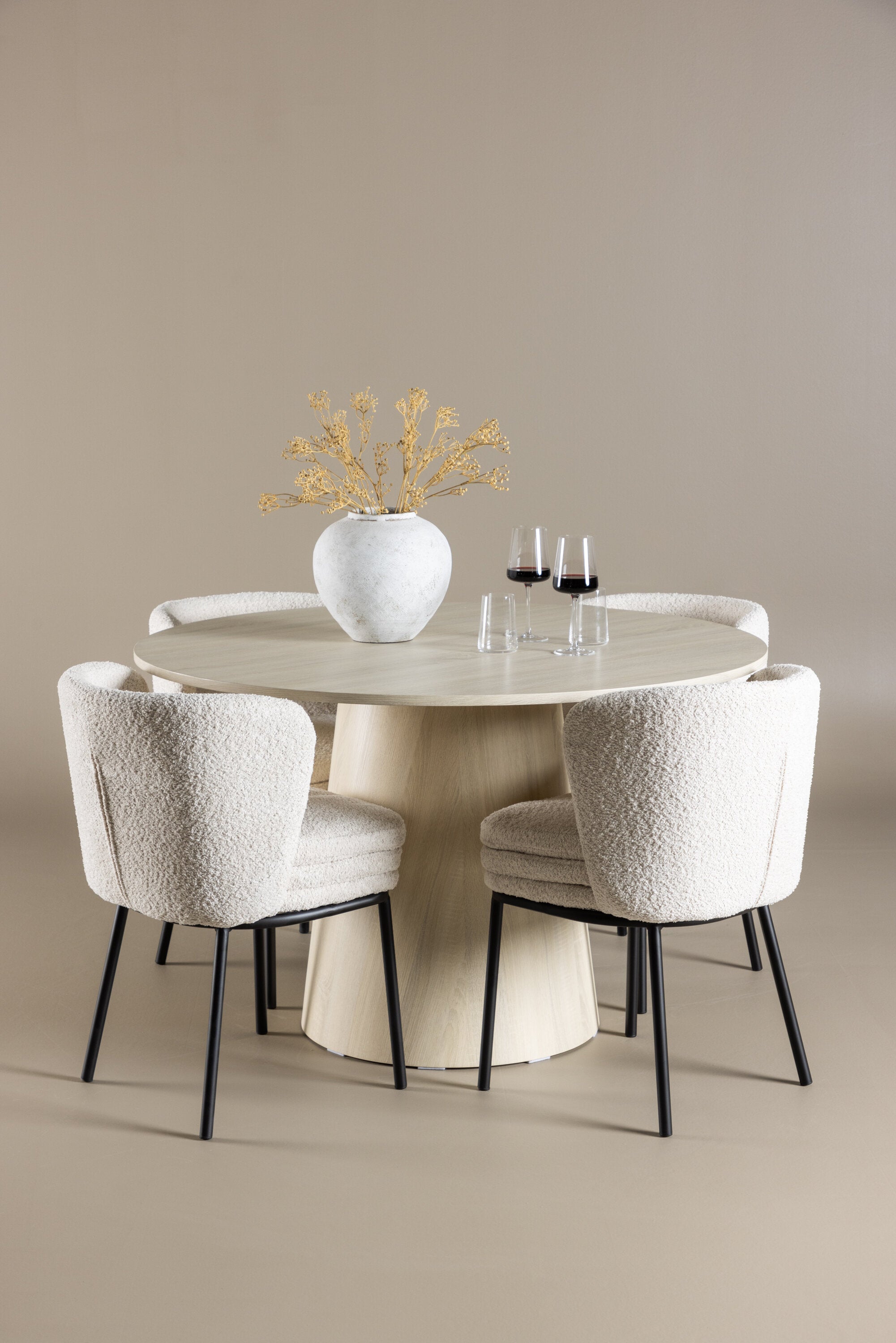 Lanzo Esstisch mit Agnes Stühlen in präsentiert im Onlineshop von KAQTU Design AG. Bartischset ist von Venture Home
