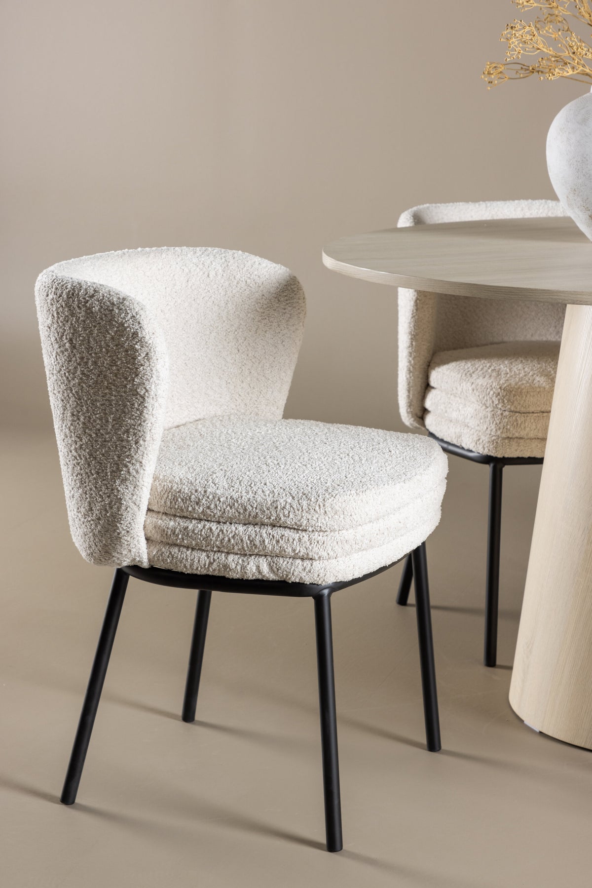 Lanzo Esstisch mit Agnes Stühlen in präsentiert im Onlineshop von KAQTU Design AG. Bartischset ist von Venture Home