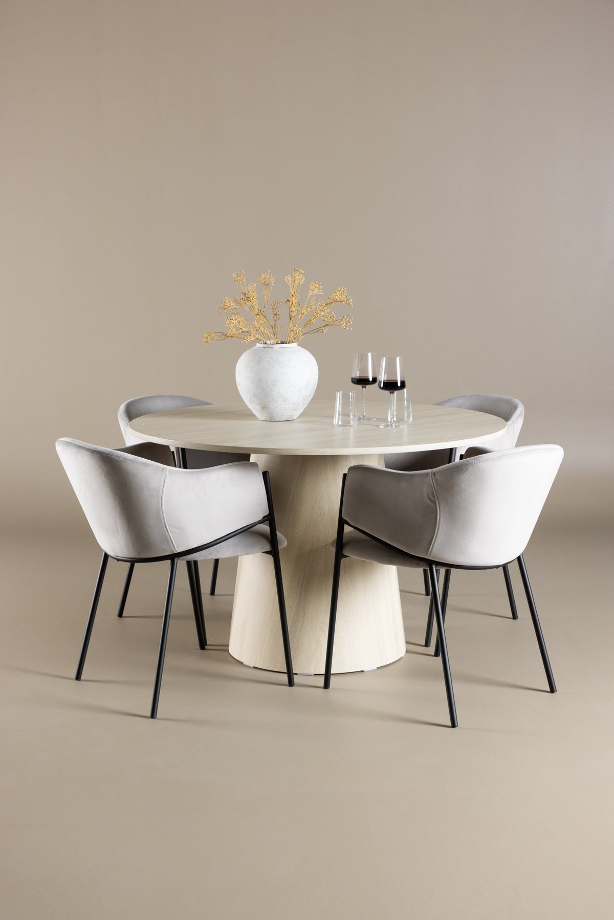 Lanzo Esstisch mit Evelina Stühlen in präsentiert im Onlineshop von KAQTU Design AG. Bartischset ist von Venture Home
