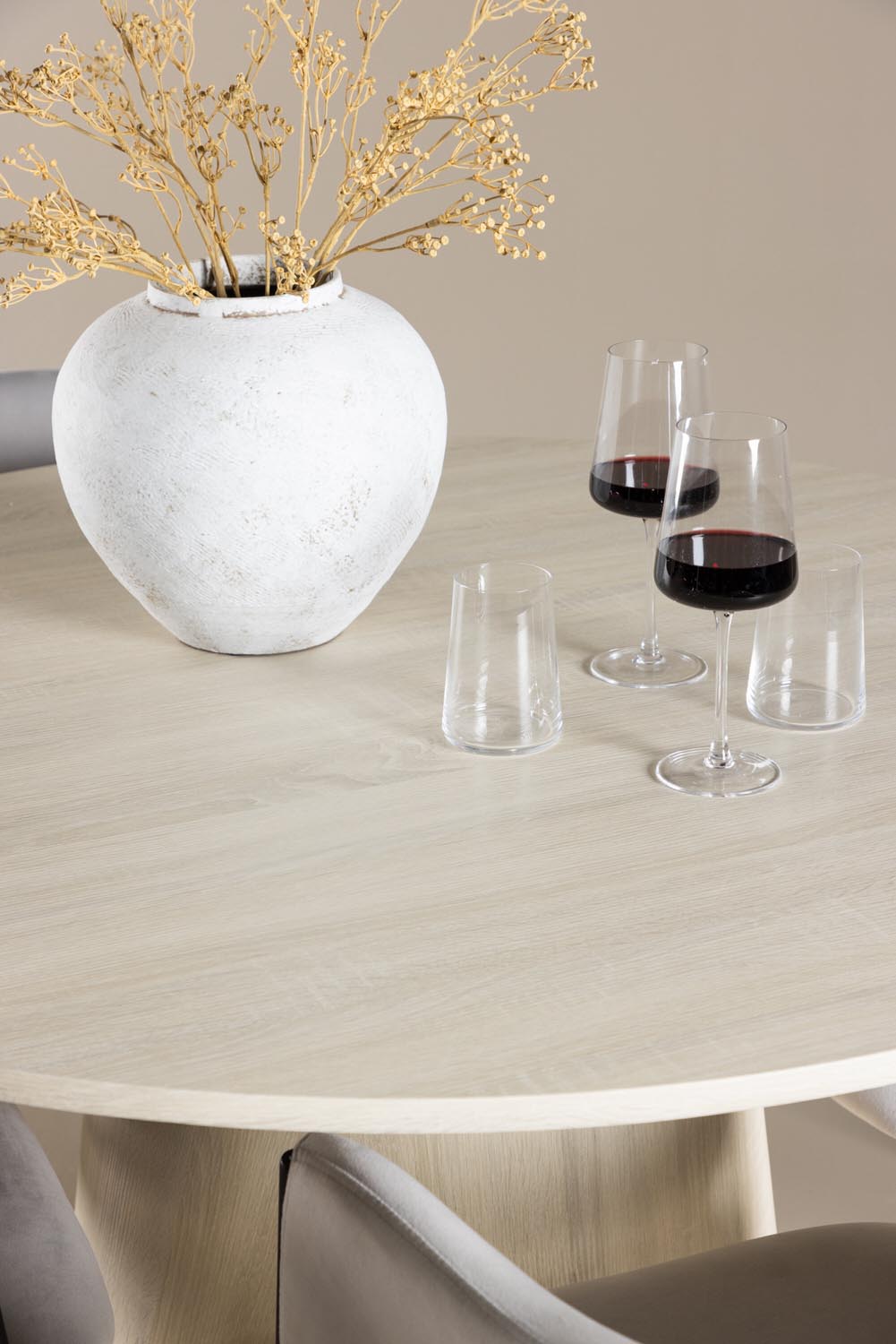 Lanzo Esstisch mit Evelina Stühlen in präsentiert im Onlineshop von KAQTU Design AG. Bartischset ist von Venture Home