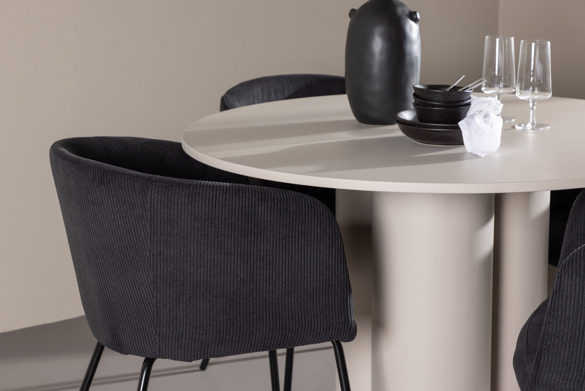 Olivia Esstisch mit Stühlen von Berit in Schwarz präsentiert im Onlineshop von KAQTU Design AG. Esszimmerset ist von Venture Home
