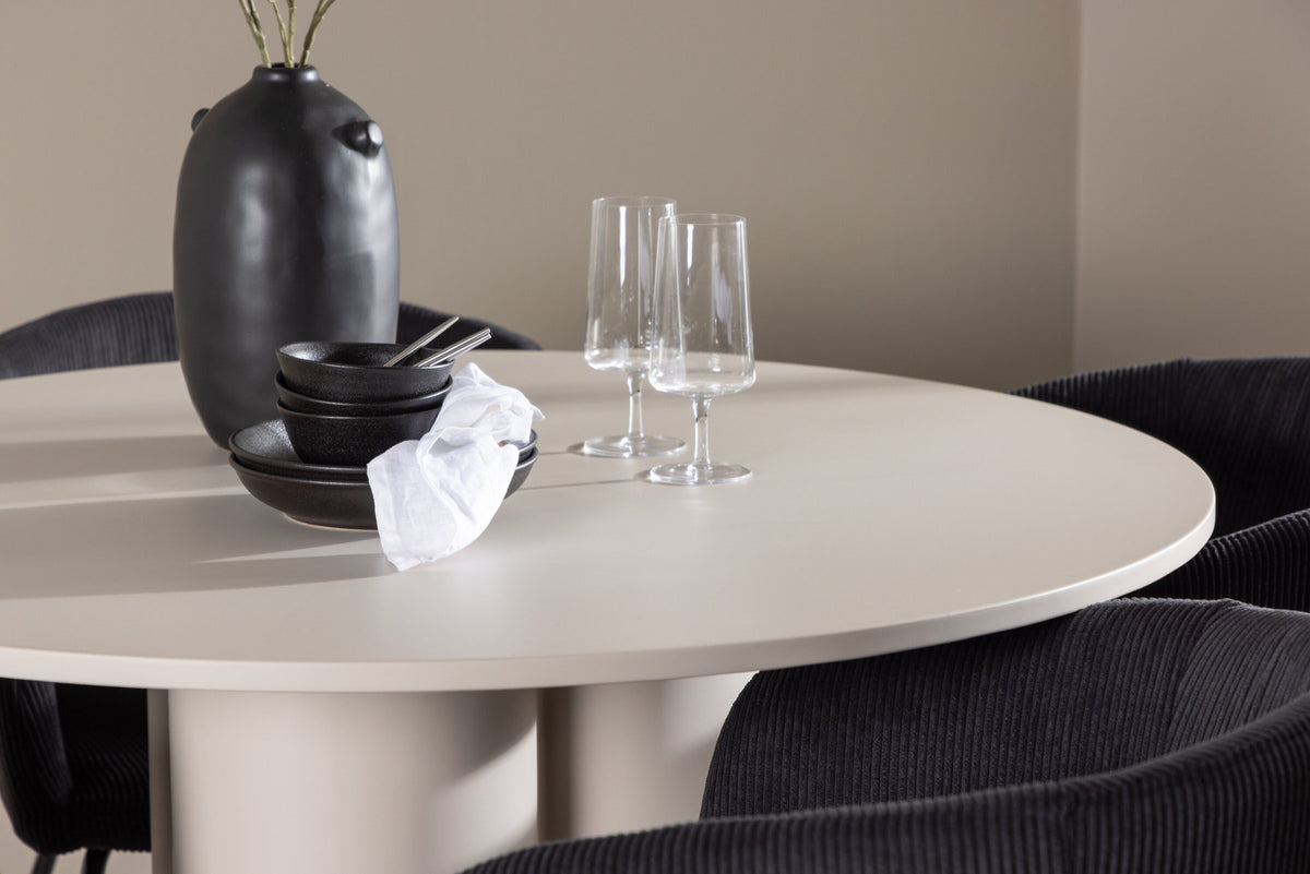 Olivia Esstisch mit Stühlen von Berit in Schwarz präsentiert im Onlineshop von KAQTU Design AG. Esszimmerset ist von Venture Home