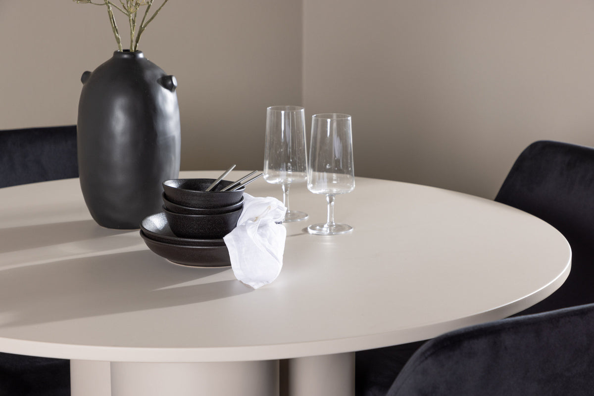 Olivia Esstisch mit Night Stühlen in Schwarz präsentiert im Onlineshop von KAQTU Design AG. Esszimmerset ist von Venture Home
