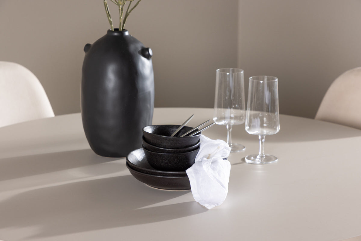 Olivia Esstisch mit Polar Stühlen in Beige präsentiert im Onlineshop von KAQTU Design AG. Esszimmerset ist von Venture Home