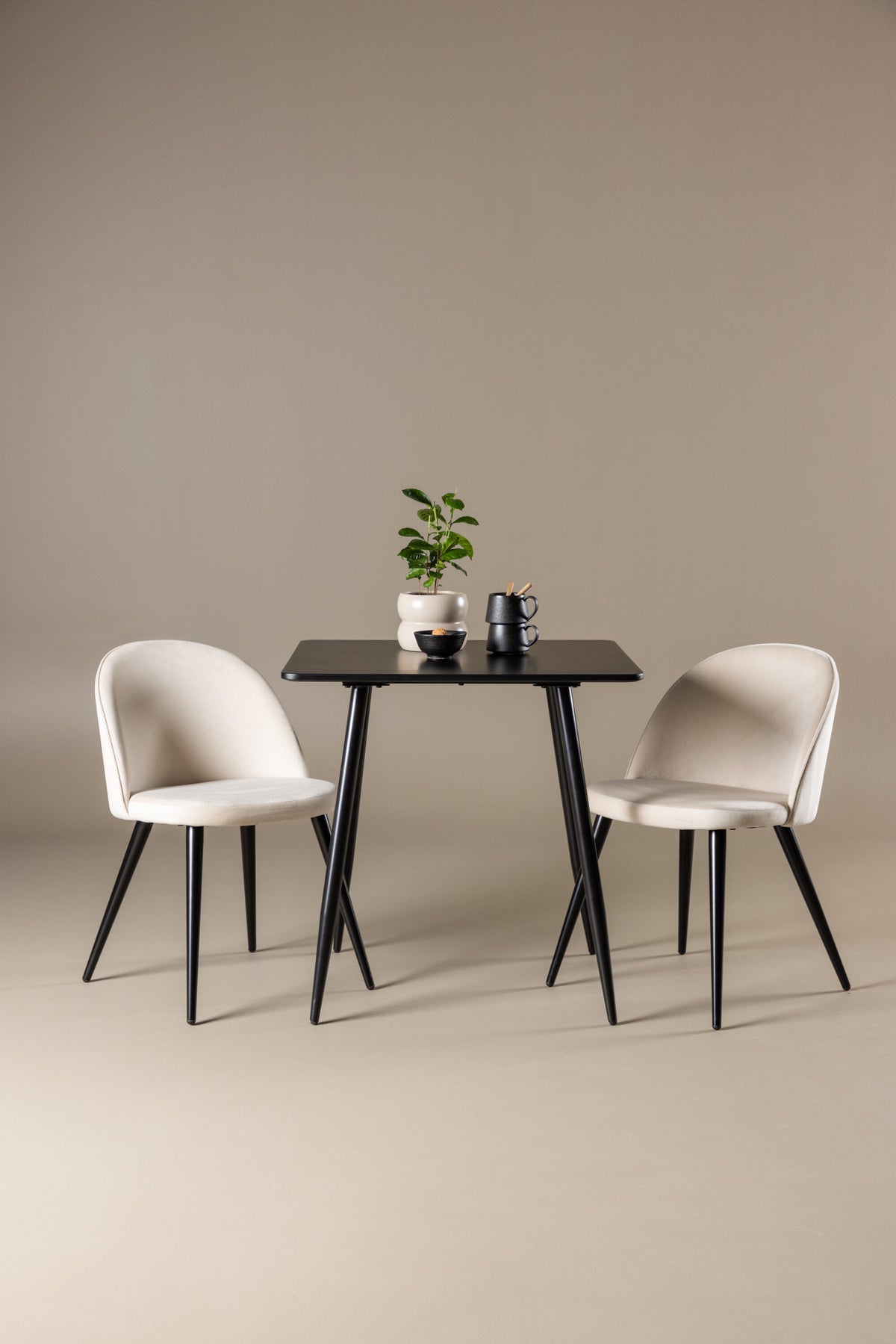 Polar Esstisch mit Velvet Stühlen in präsentiert im Onlineshop von KAQTU Design AG. Esszimmerset ist von Venture Home