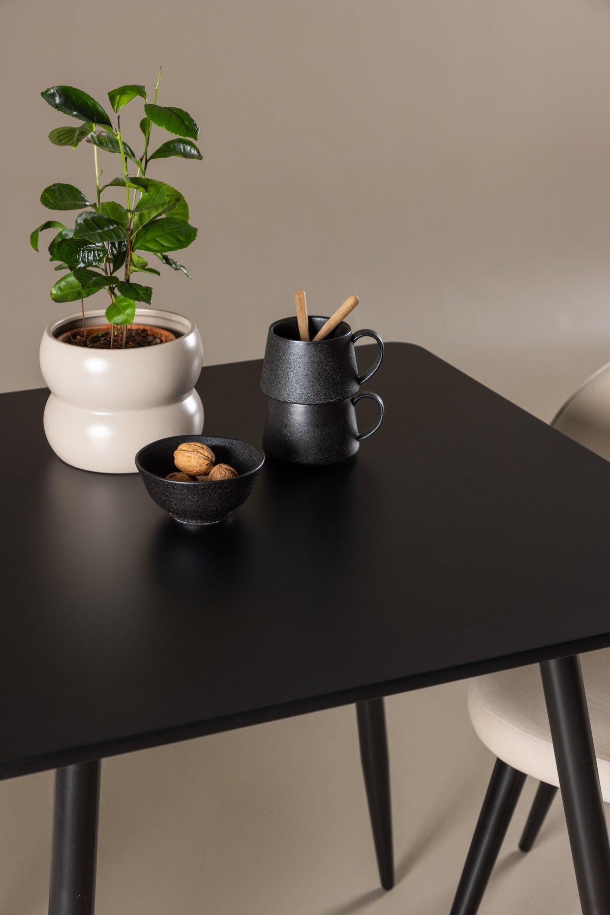 Polar Esstisch mit Velvet Stühlen in präsentiert im Onlineshop von KAQTU Design AG. Esszimmerset ist von Venture Home