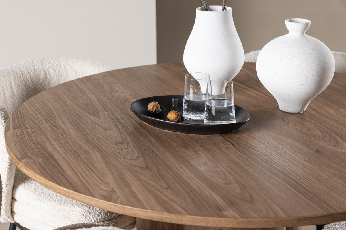 Olivia Esstisch mit Agnes Stühlen in Weiss präsentiert im Onlineshop von KAQTU Design AG. Esszimmerset ist von Venture Home