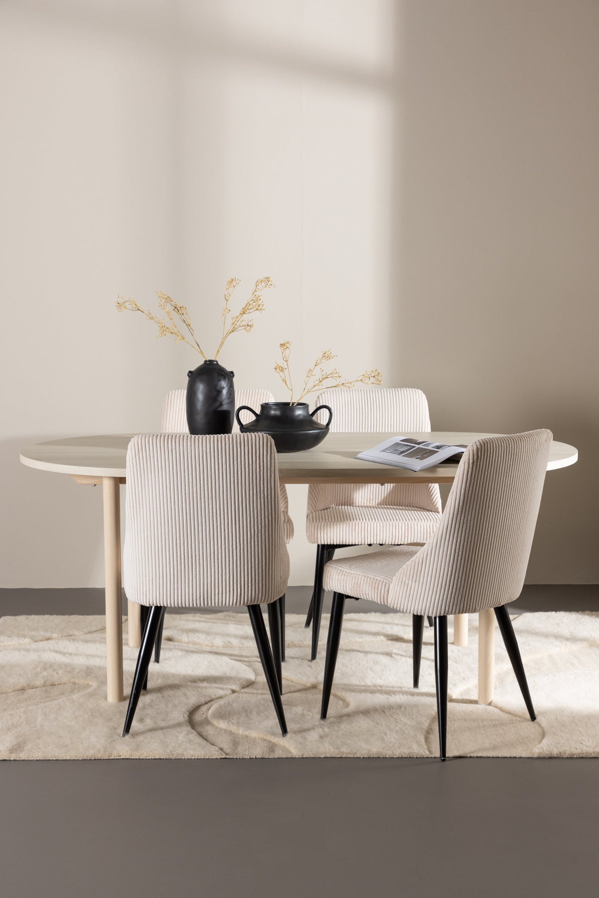 Andy Esstisch mit Leone Stühlen in präsentiert im Onlineshop von KAQTU Design AG. Esszimmerset ist von Venture Home