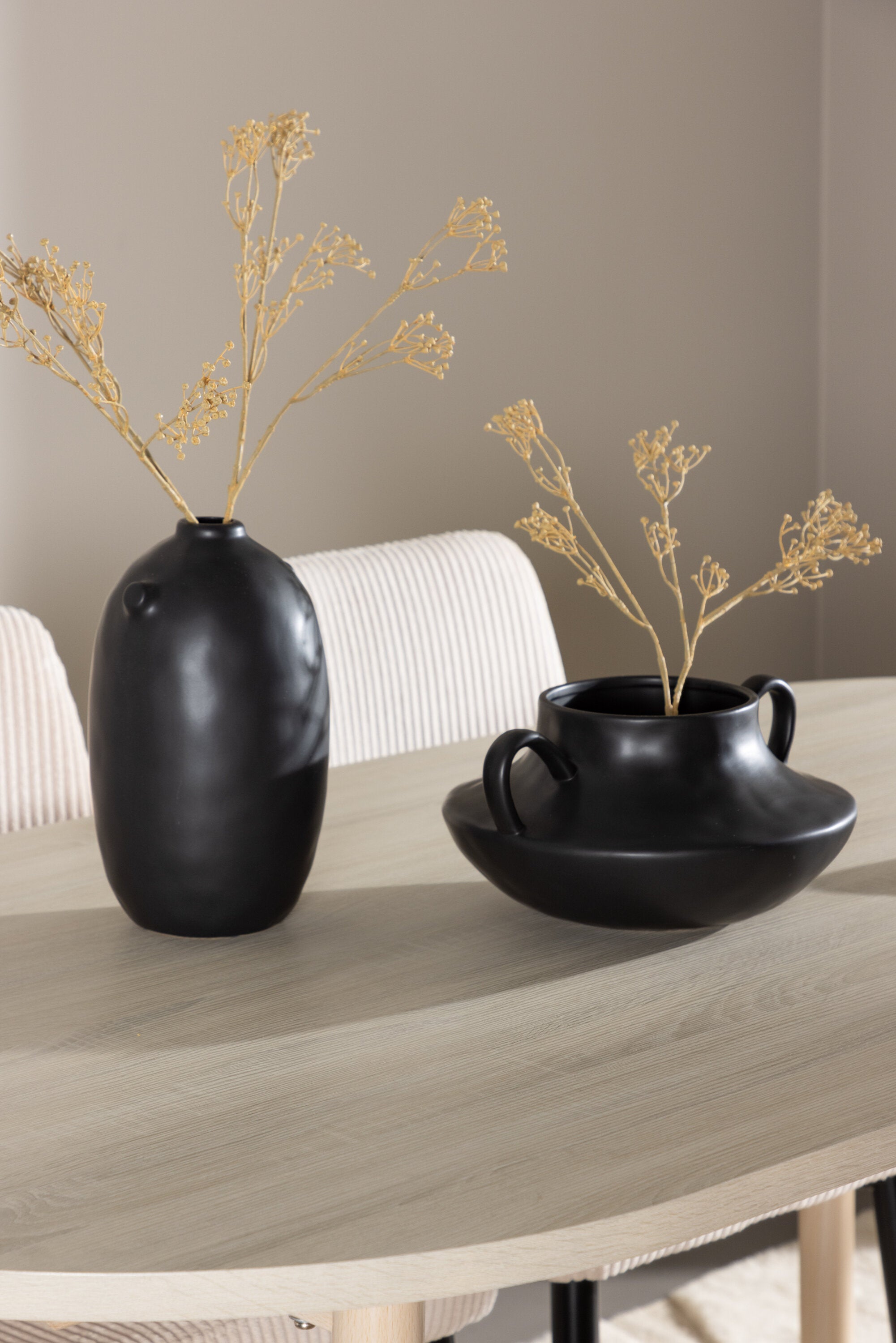Andy Esstisch mit Leone Stühlen in präsentiert im Onlineshop von KAQTU Design AG. Esszimmerset ist von Venture Home