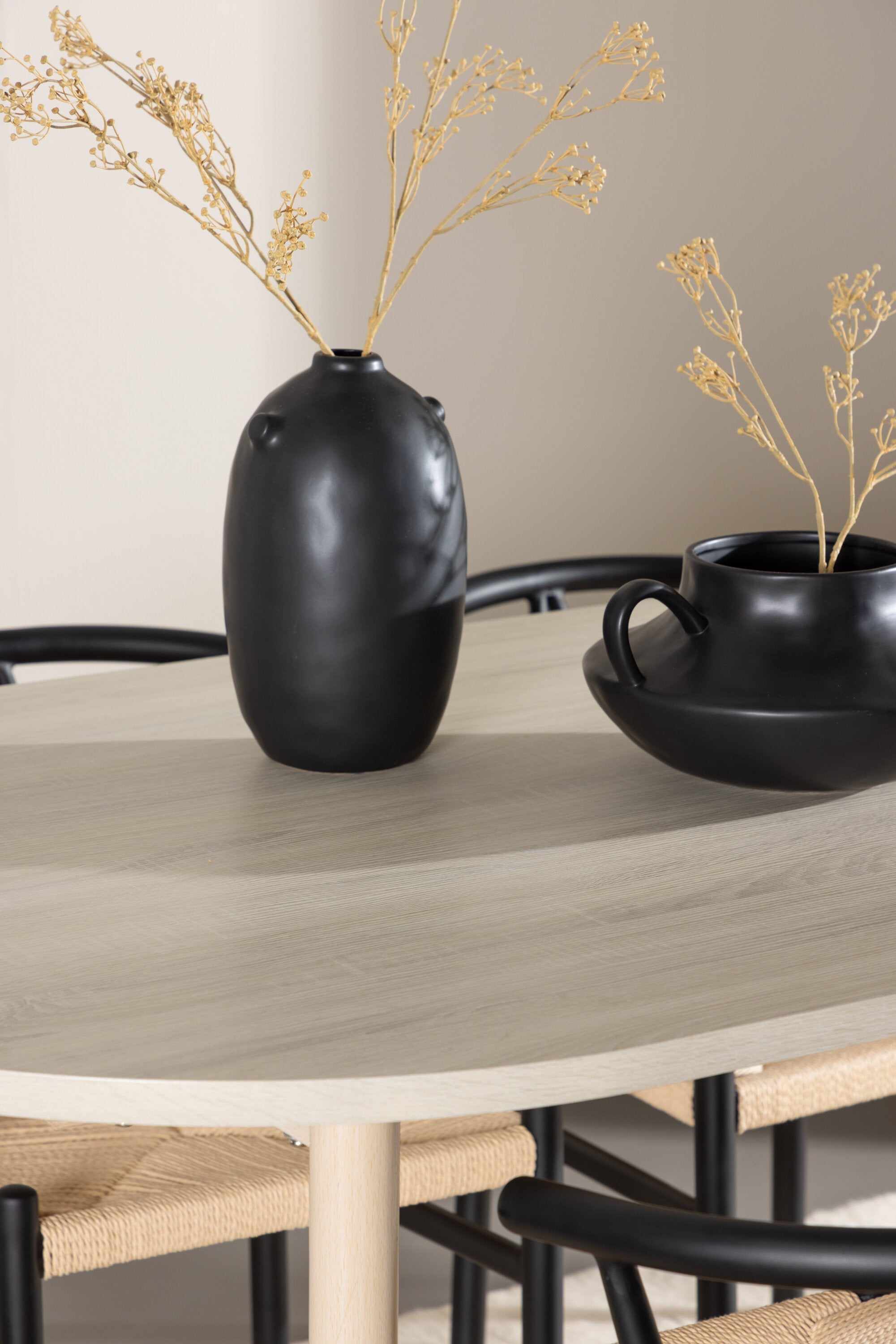 Andy Esstisch mit Alfons Stühlen in präsentiert im Onlineshop von KAQTU Design AG. Esszimmerset ist von Venture Home