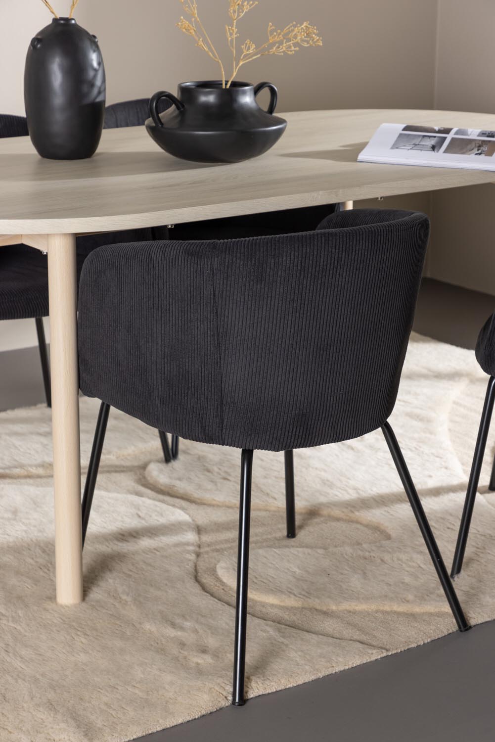 Andy Esstisch mit Berit Stühlen in präsentiert im Onlineshop von KAQTU Design AG. Esszimmerset ist von Venture Home