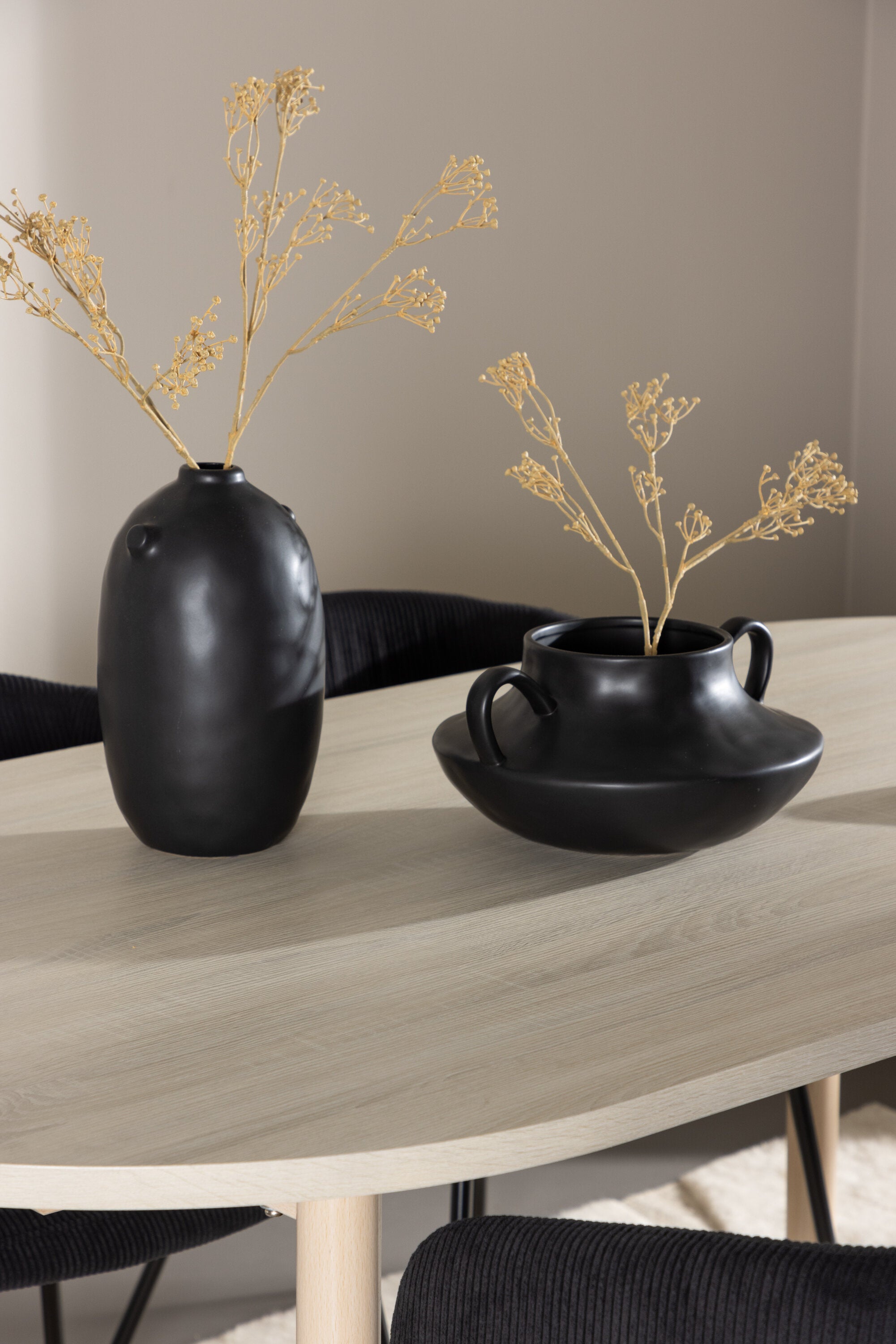 Andy Esstisch mit Berit Stühlen in präsentiert im Onlineshop von KAQTU Design AG. Esszimmerset ist von Venture Home