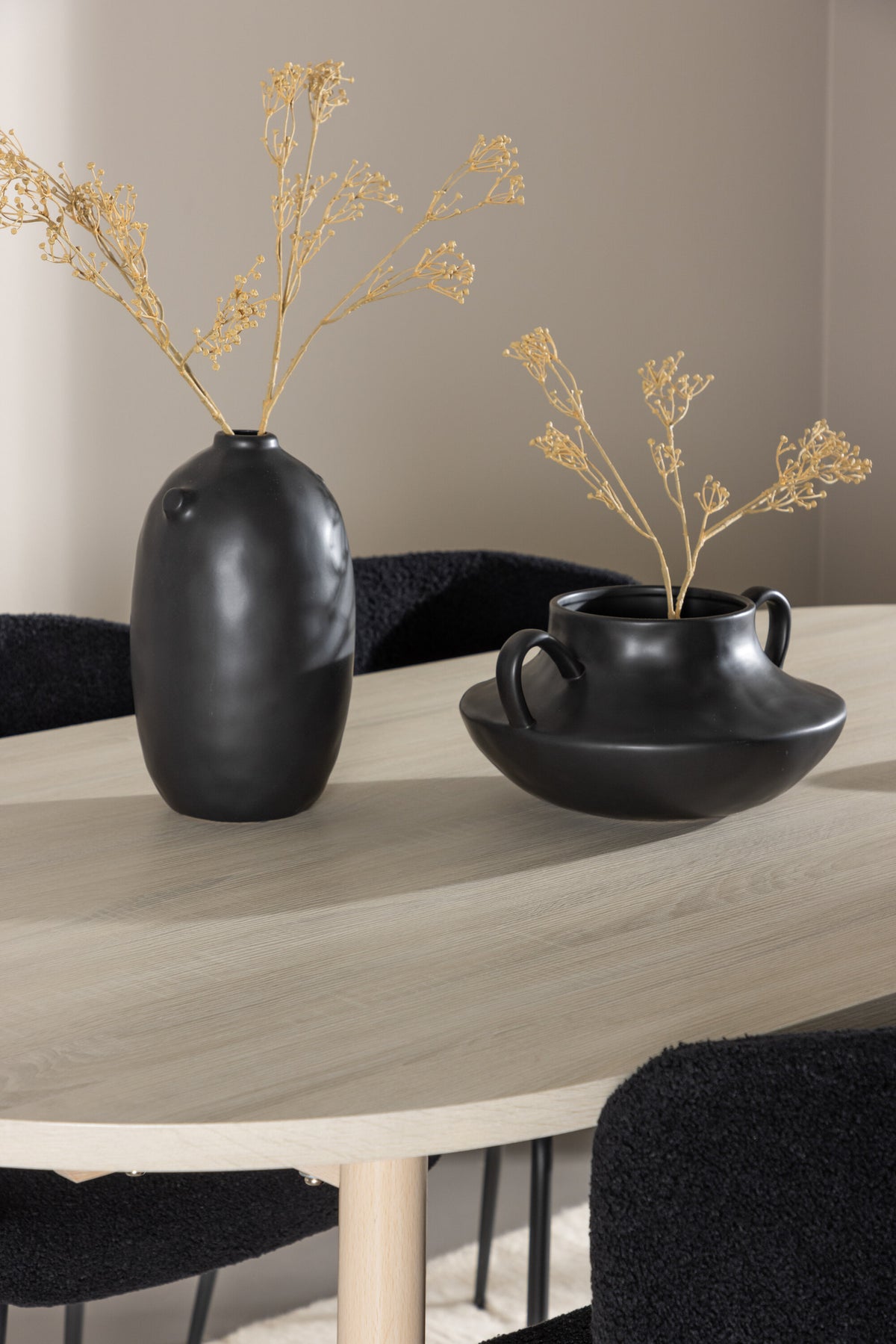 Andy Esstisch mit Modesto Stühlen in präsentiert im Onlineshop von KAQTU Design AG. Esszimmerset ist von Venture Home