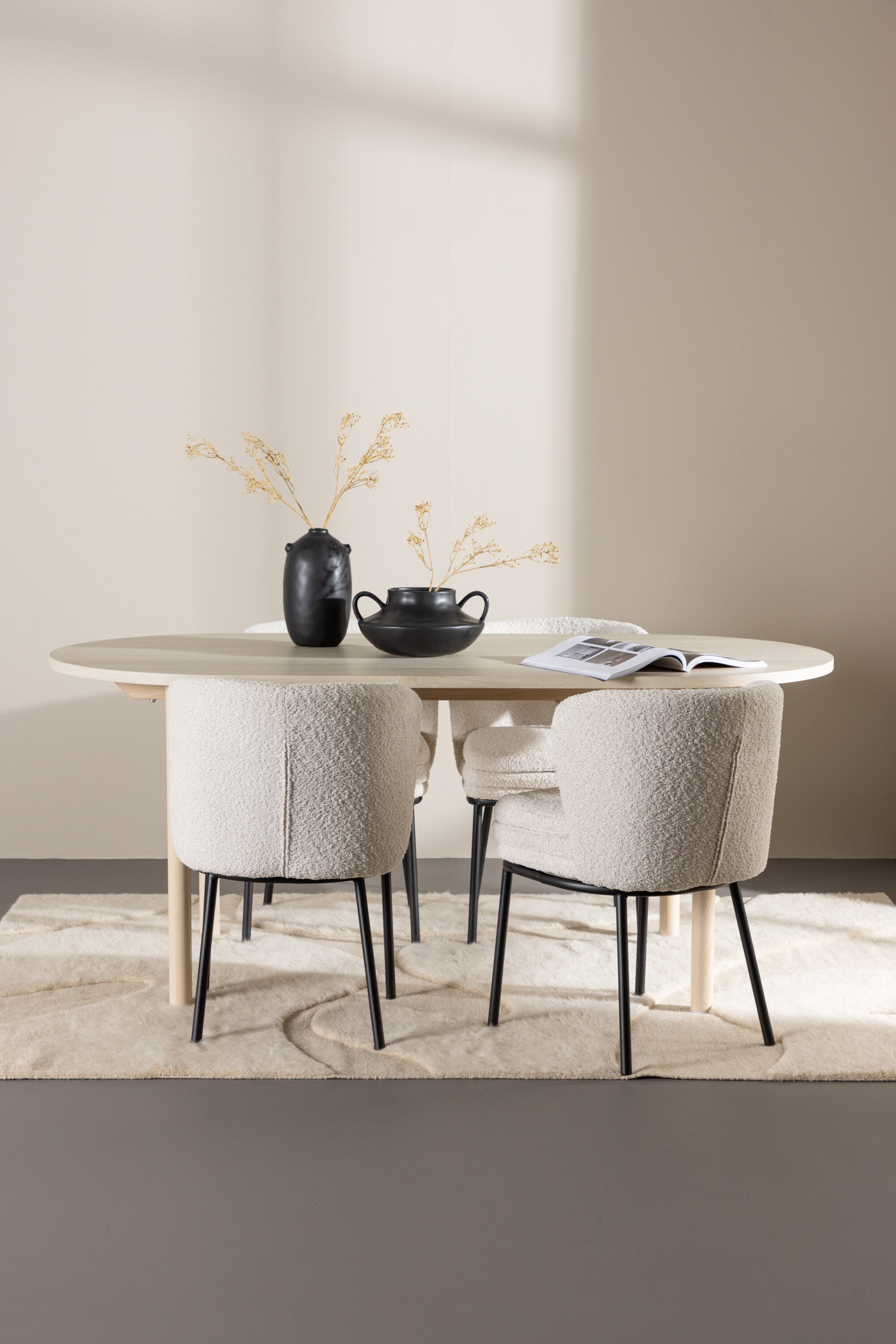 Andy Esstisch mit Agnes Stühlen in präsentiert im Onlineshop von KAQTU Design AG. Esszimmerset ist von Venture Home