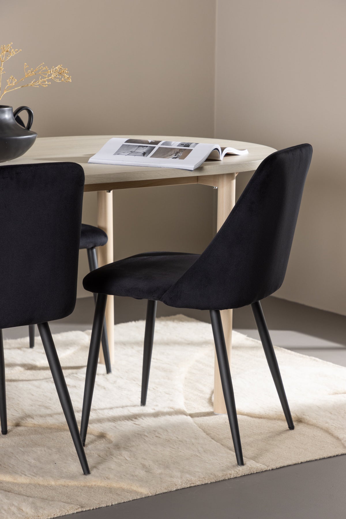 Andy Esszimmertisch mit Night Stühlen in präsentiert im Onlineshop von KAQTU Design AG. Esszimmerset ist von Venture Home