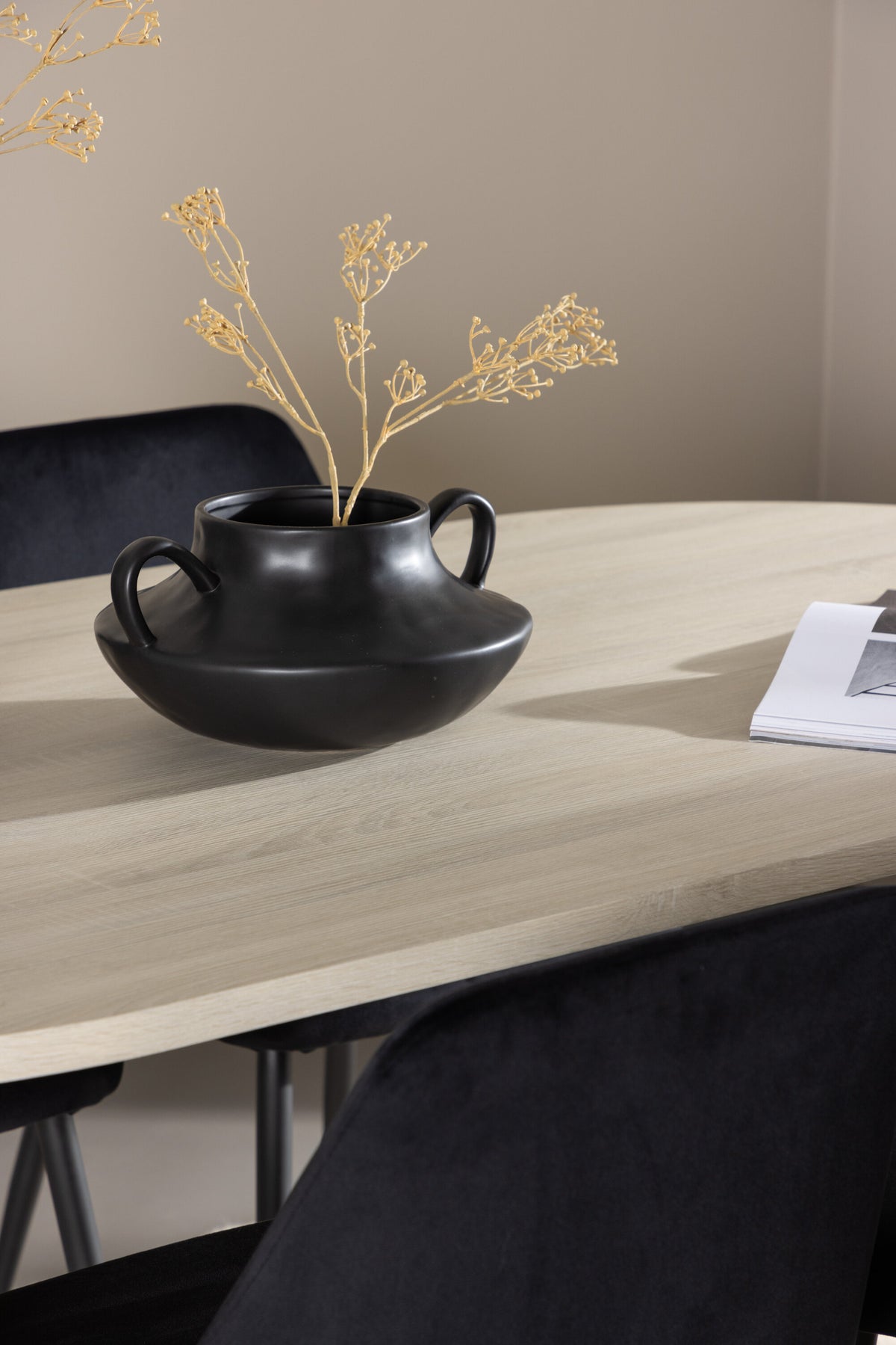 Andy Esszimmertisch mit Night Stühlen in präsentiert im Onlineshop von KAQTU Design AG. Esszimmerset ist von Venture Home