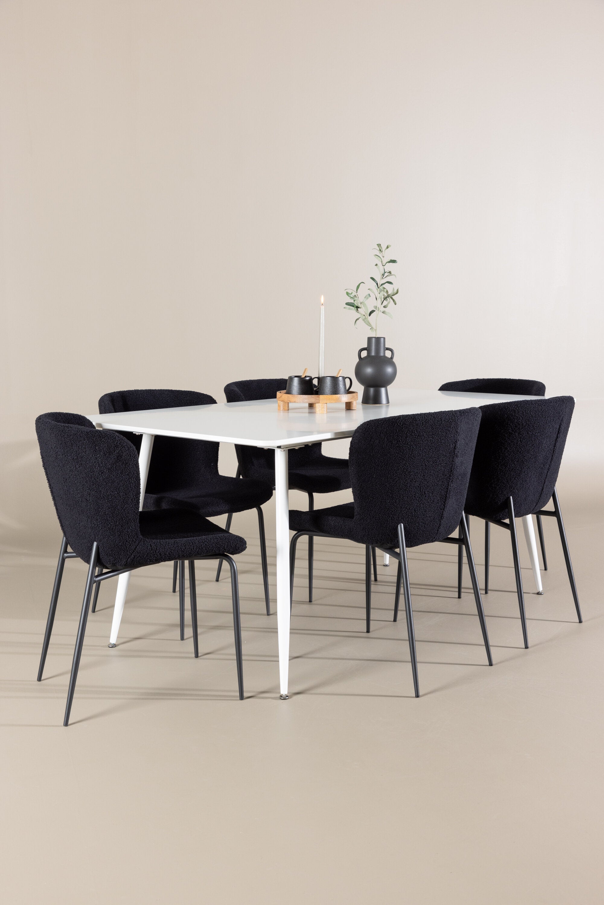 Silar Esstisch mit Modesto Stühlen in präsentiert im Onlineshop von KAQTU Design AG. Esszimmerset ist von Venture Home